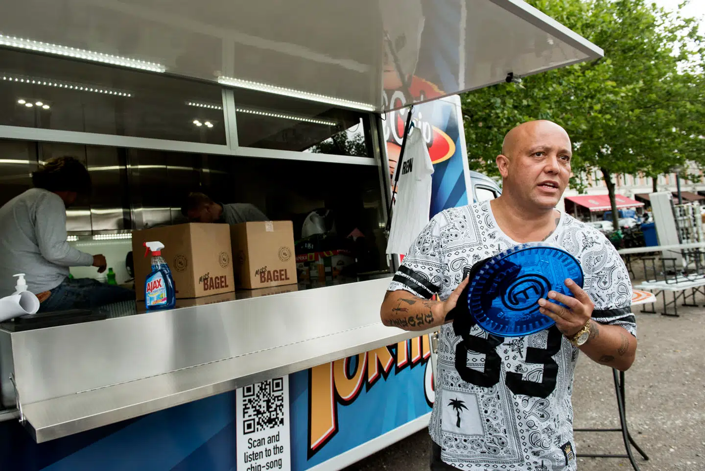 René Dif har været driftig indenfor både musik og mad. Men særligt mad-delen har han haft mindre held med, da han er gået konkurs med både en restaurant og den food truck, som han her ses ved.