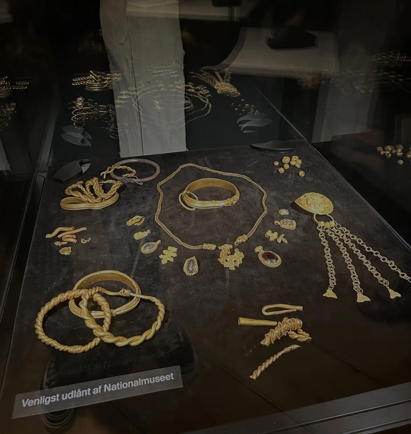 Danmarks største guldfund fra vikingetiden, Fæstedskatten, blev fundet af amatørarkæologer i 2016. Den udstilles i øjeblikket på Museet Sønderskov. (Arkivfoto).