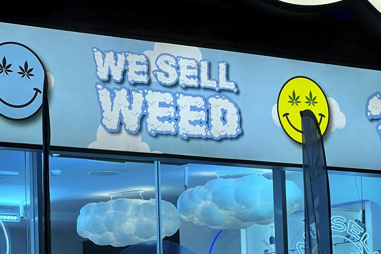 "We sell weed (vi sælger marihuana, red.)" skrevet uden for en butik i Thailands hovedstad Bangkok. Siden det i 2022 blev lovligt at bruge rekreativt, har industrien taget fart i landet. (Arkivfoto).