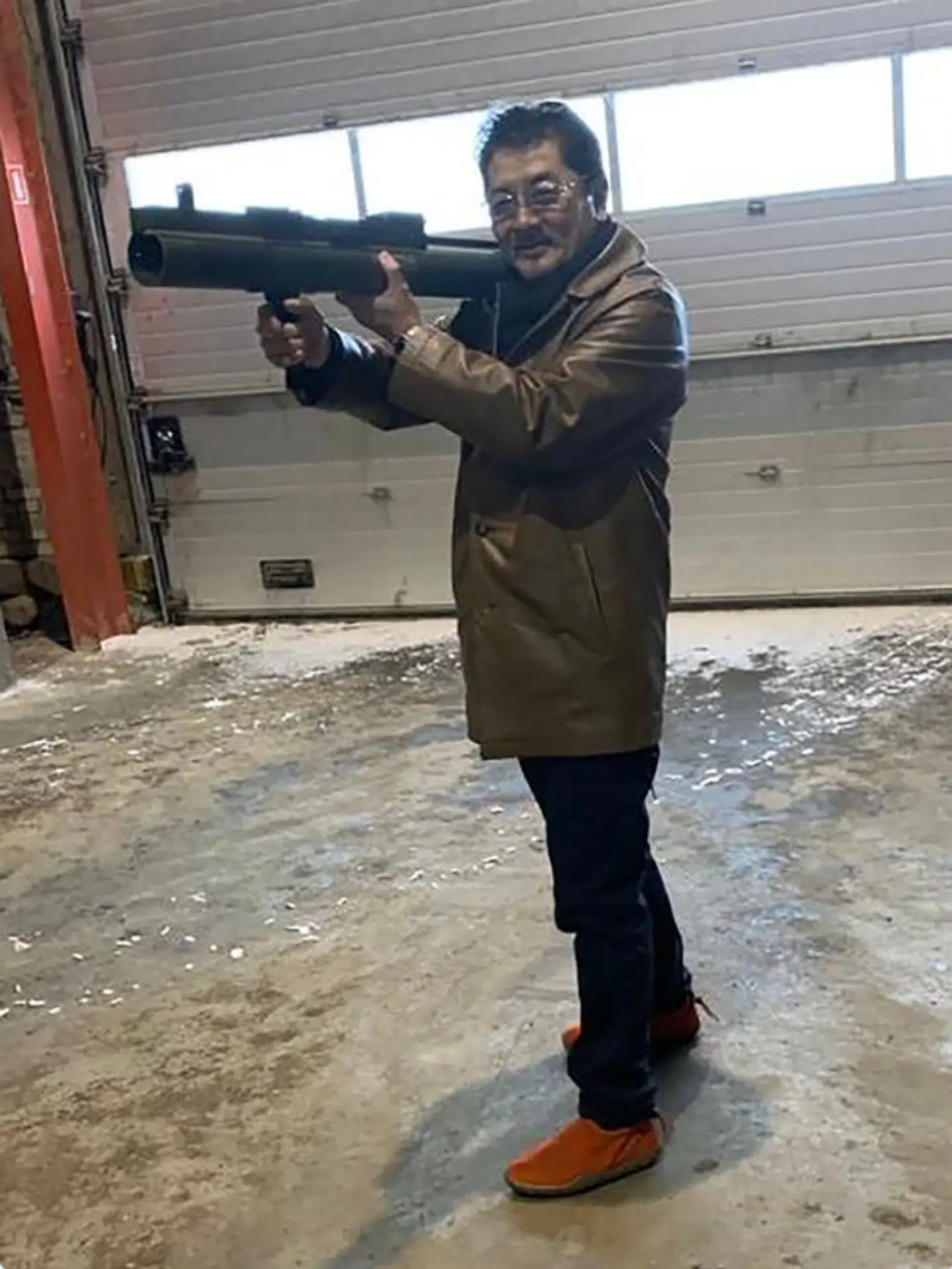 Yakuza-lederen Takeshi Ebisawa fremviser her våben for hemmelige agenter i 2022.