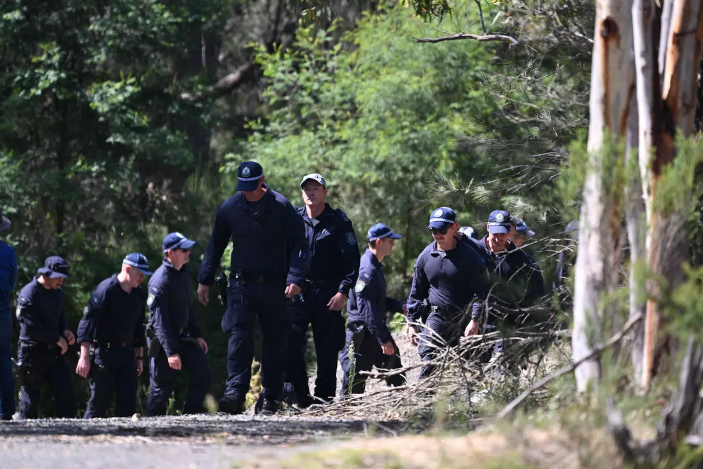 Her ses betjene arbejde ved landejendommen i Bungonia, hvor ligene blev fundet i tirsdags.