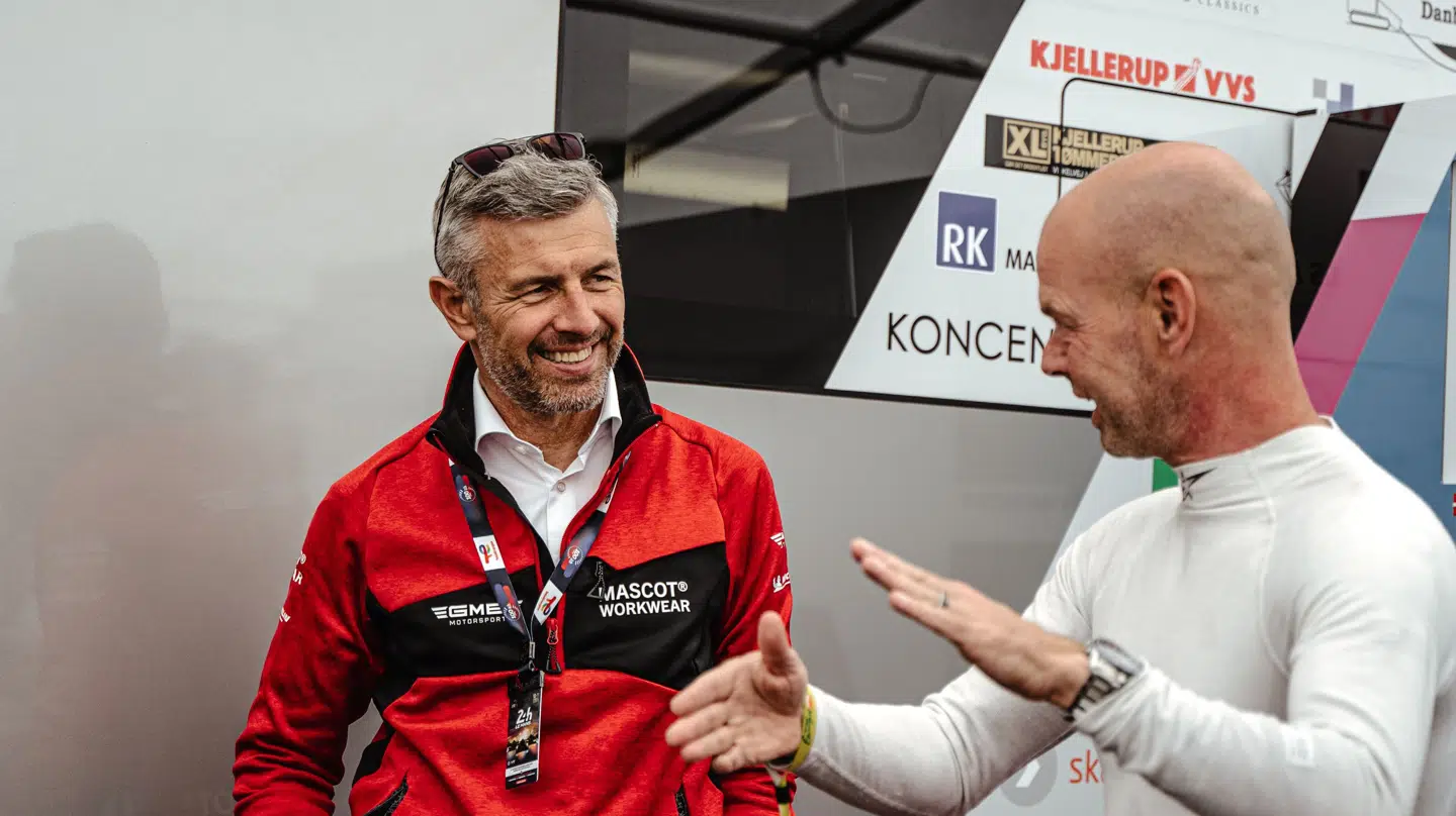 Henrik Lundgaard i snak med Jan Magnussen, der også har kørt for GMB Motorsport i Le Mans Cuppen.