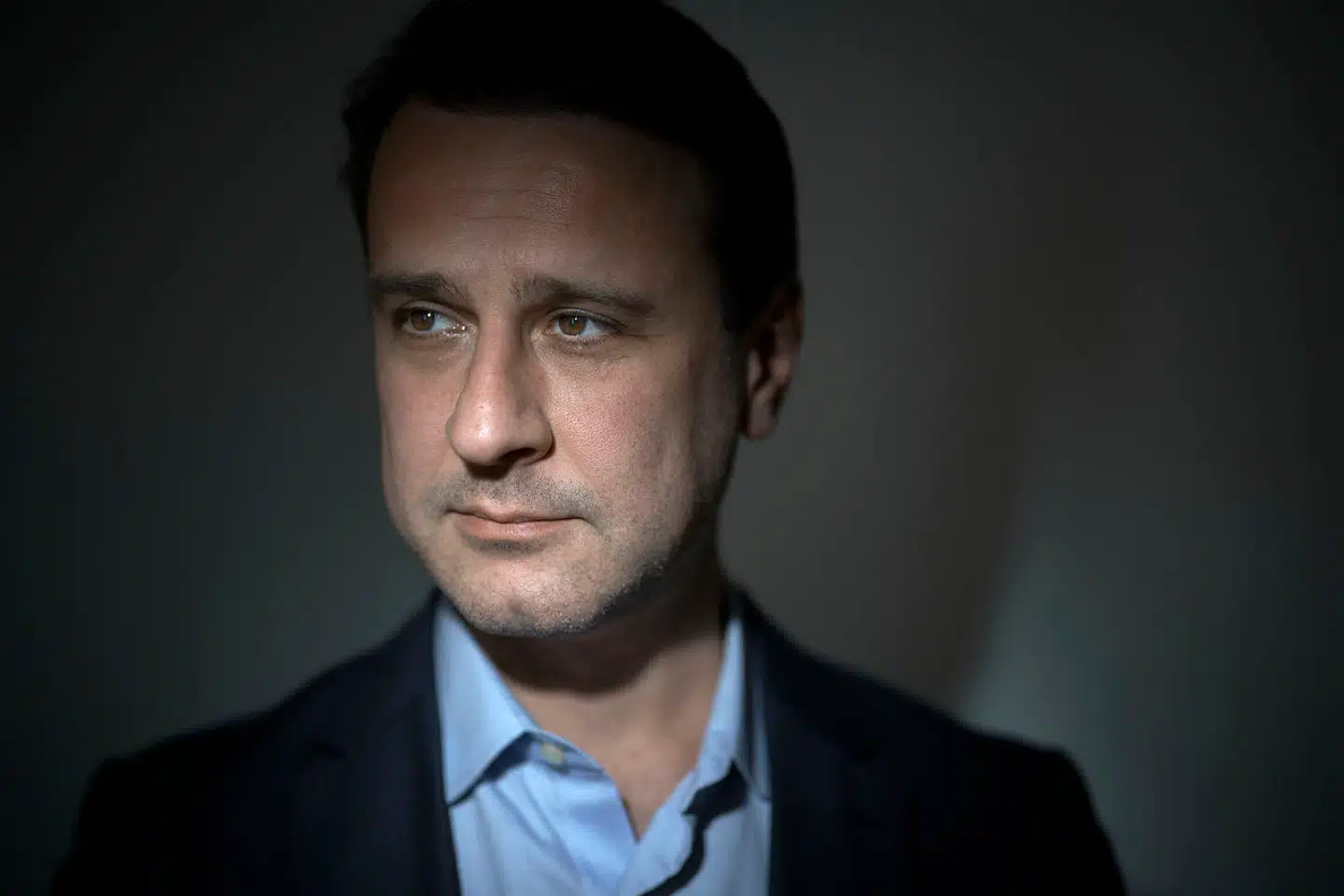 Simon Shuster har fulgt Volodymyr Zelenskyj siden foråret 2019, altså inden han blev Ukraines præsident. Timevis af interview med præsidenten, hans kone og hans nærmeste rådgivere er nu blevet til biografien »Showman: Invasionen indefra«.