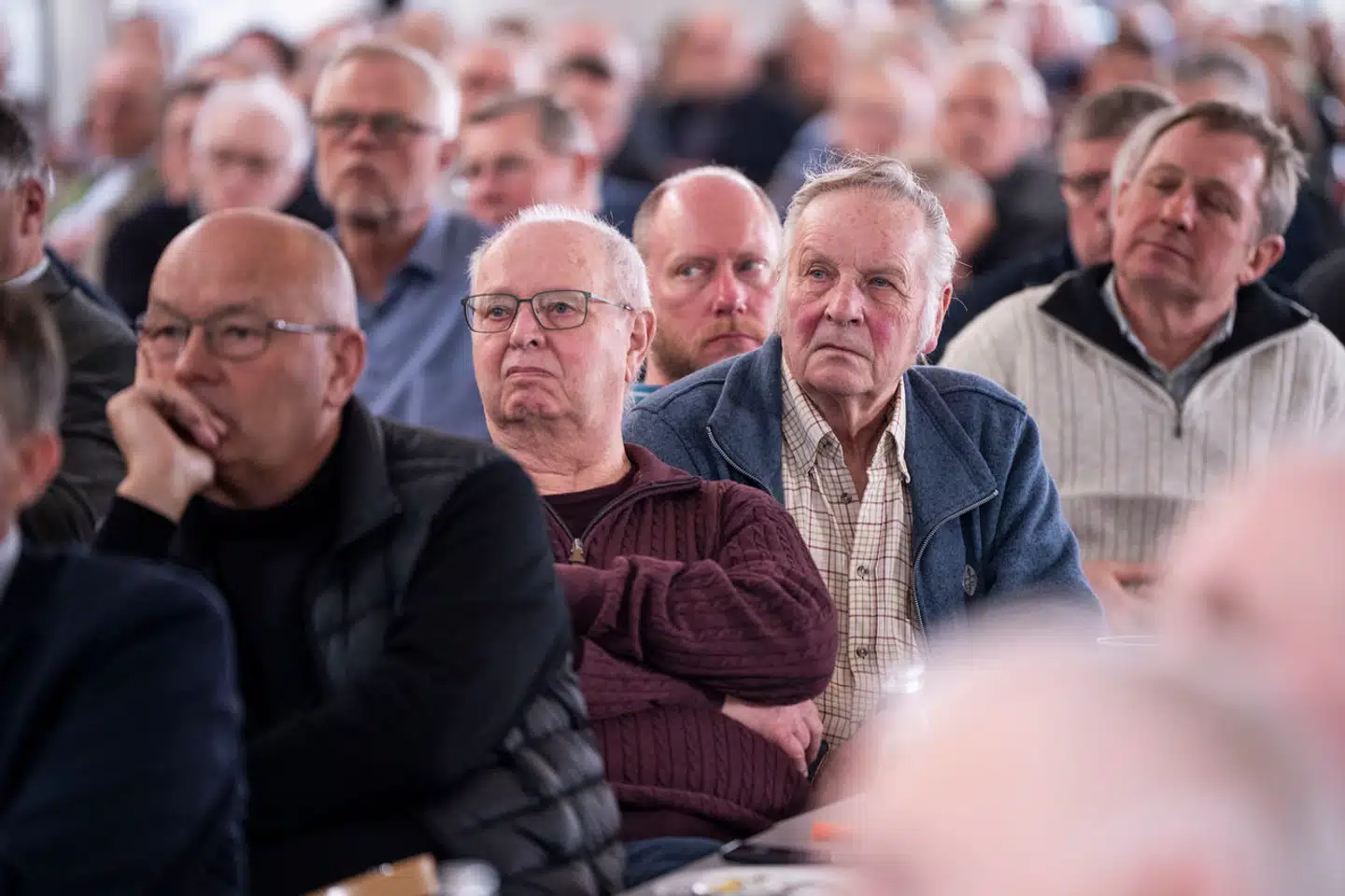 Landmænd lyttede skeptisk til professor Michael Svarer på Bæredygtigt Landbrugs generalforsamling. Her Peter Eriksen (rød) og Mogens Hansen (blå).