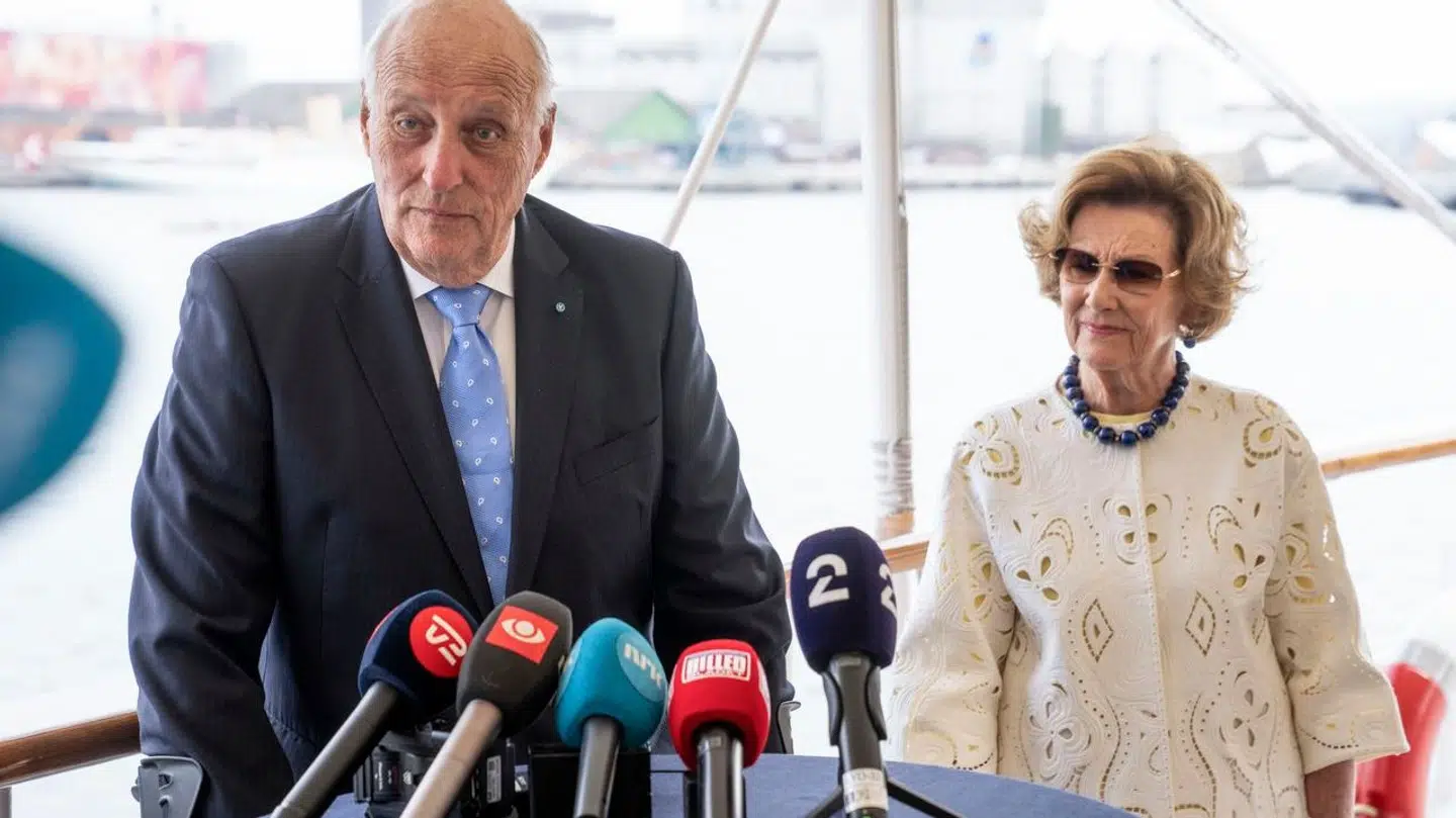 Det norske kongepar, kong Harald og dronning Sonja, var taget på privat ferie i Malaysia i februar 2024, men kort inde i ferien blev kongen indlagt med en infektion. Med tanke på hans skrantende helbred skabte det debat om, hvorvidt kongen overhovedet burde være taget afsted – og den debat er nu blusset op igen.