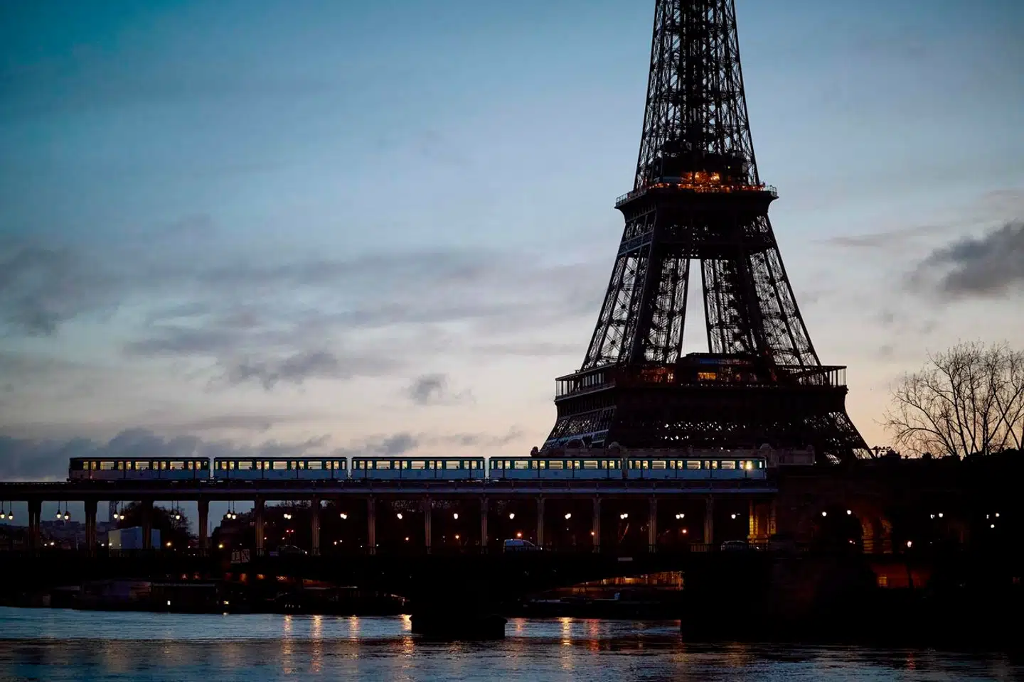 Planerne om at gennemføre åbningsceremonien ved sommerens OL i Paris som en sejltur på Seinen bekymrer sikkerhedseksperter.