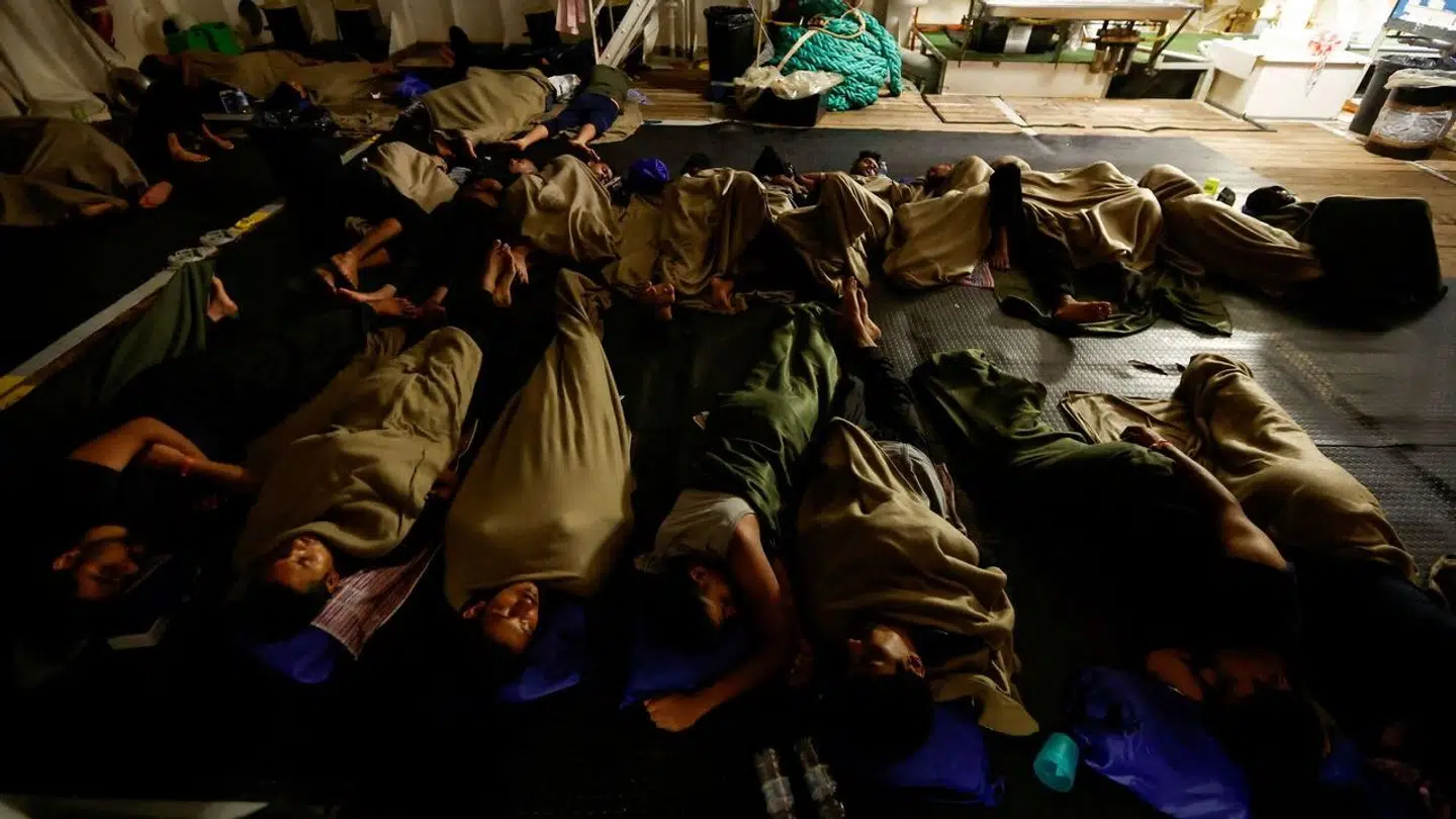Migranter sover på et redningsskib fra Læger Uden Grænser efter at være blevet reddet fra en migrantbåd ved Libyens kyst i september 2023.