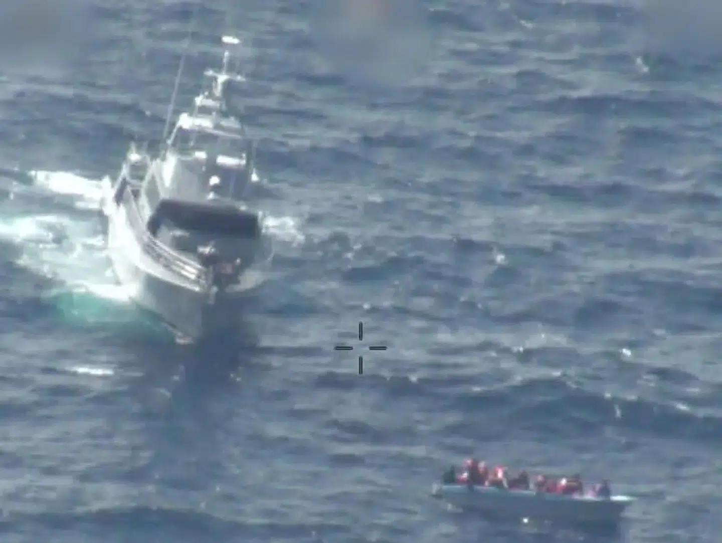 En kystpatrulje fra Malta fotograferet under en redningsoperation, hvor en migrantbåd kæntrede. Billedet er taget af Maltas hær 23. februar i år.