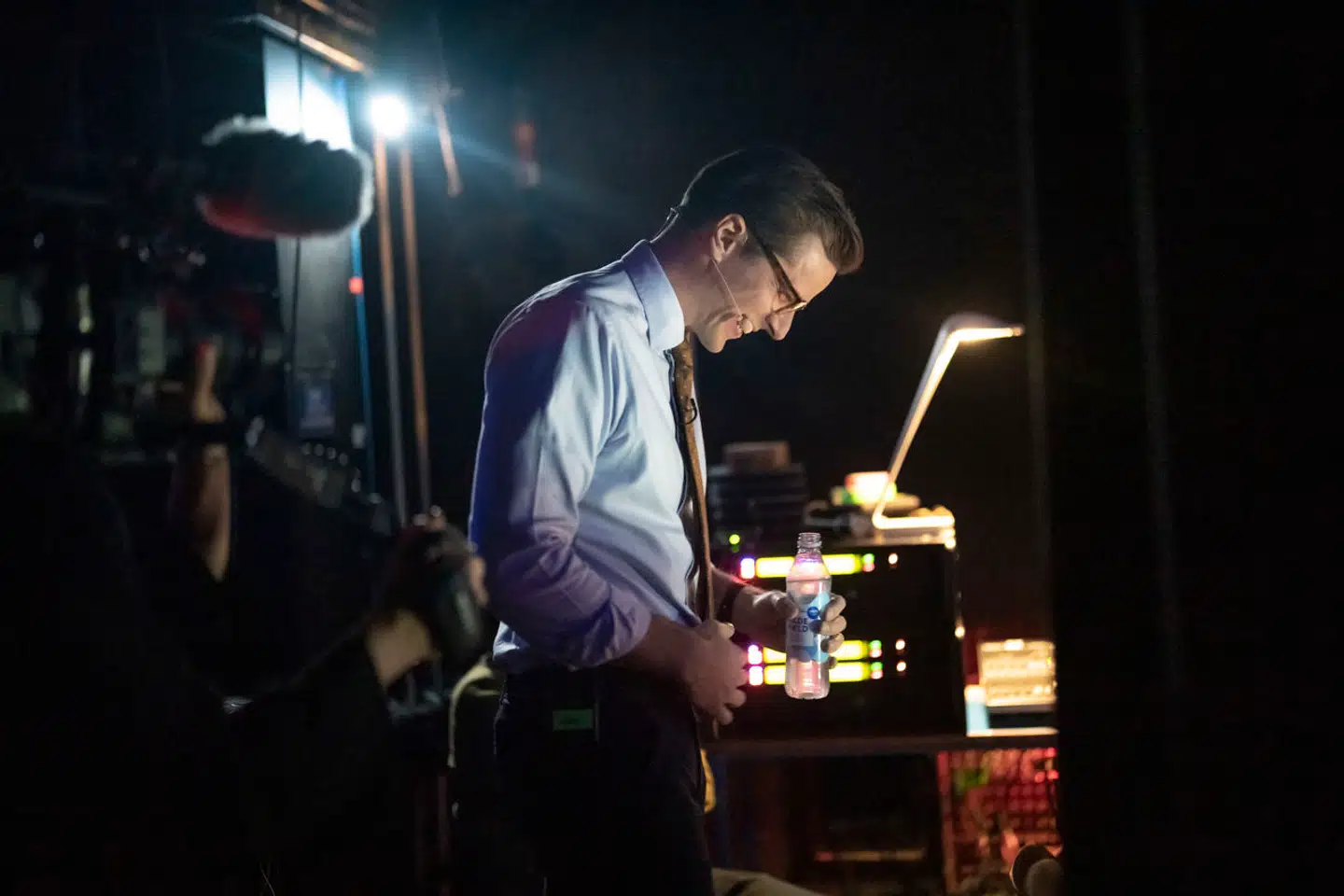 Alex Vanopslagh gør sig klar til at gå på scenen i Herning, hvor han blandt andet siger, at han ikke er statsministerkandidat »endnu«.