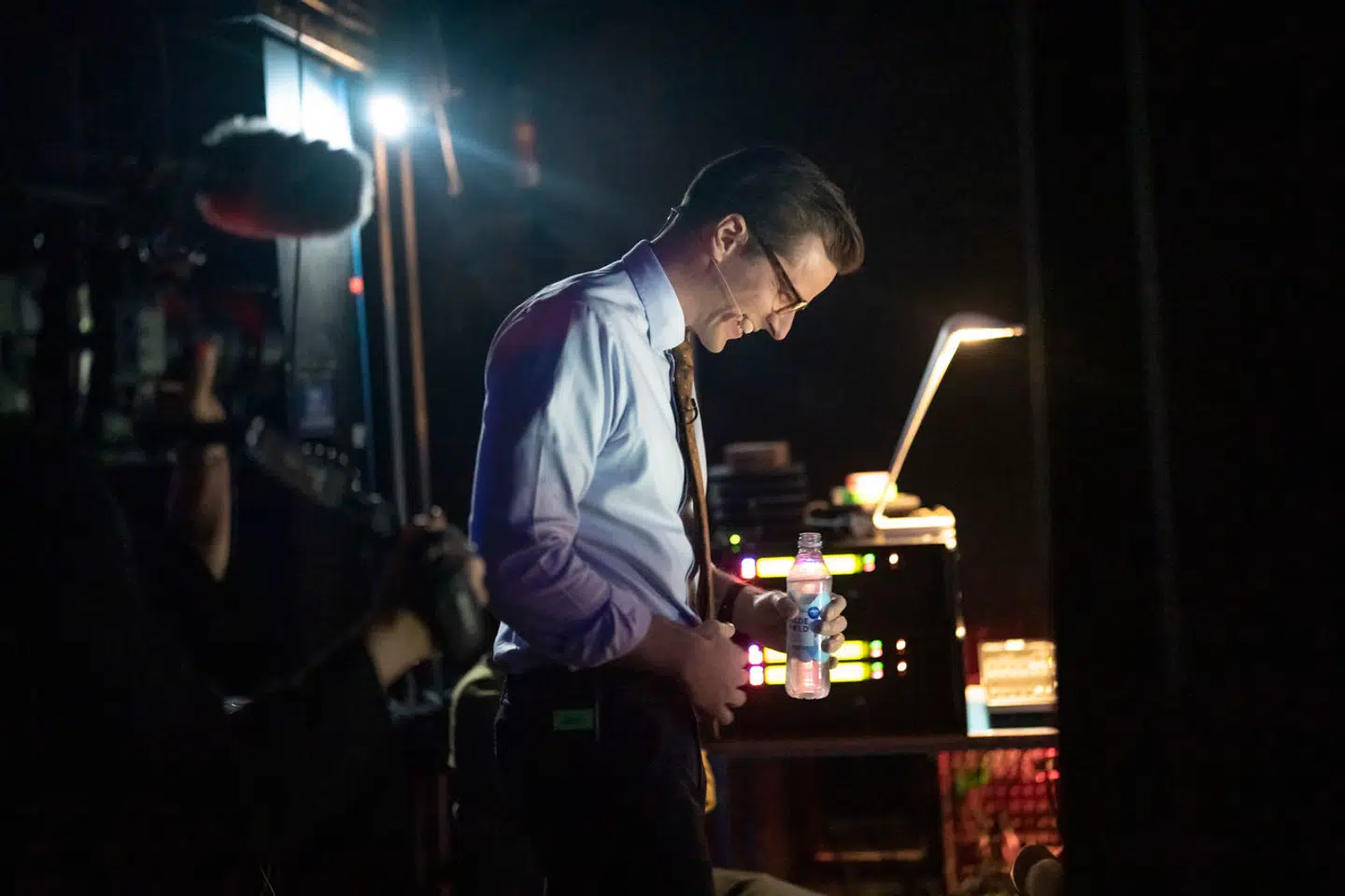 Alex Vanopslagh gør sig klar til at gå på scenen i Herning, hvor han blandt andet siger, at han ikke er statsministerkandidat »endnu«.