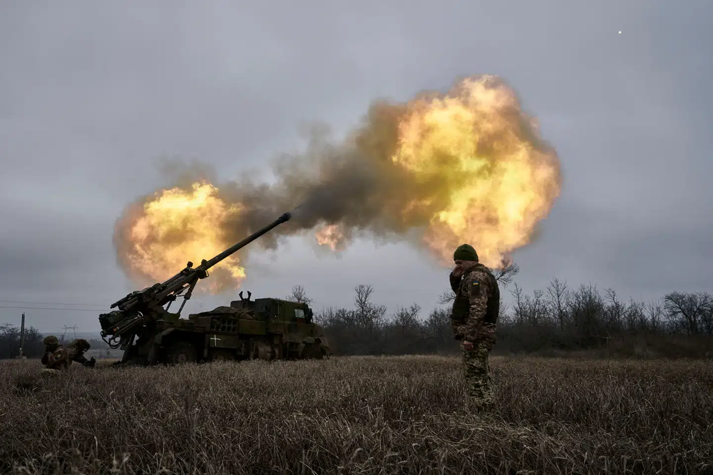 Ukrainske soldater mangler desperat ammunition – ikke mindst 155 mm granater. På billedet affyres en franskbygget Caesar haubitser-granat mod russerne. Det var samme type system, som Danmark donerede til Ukraine. Arkivfoto: AP/Ritzau Scanpix