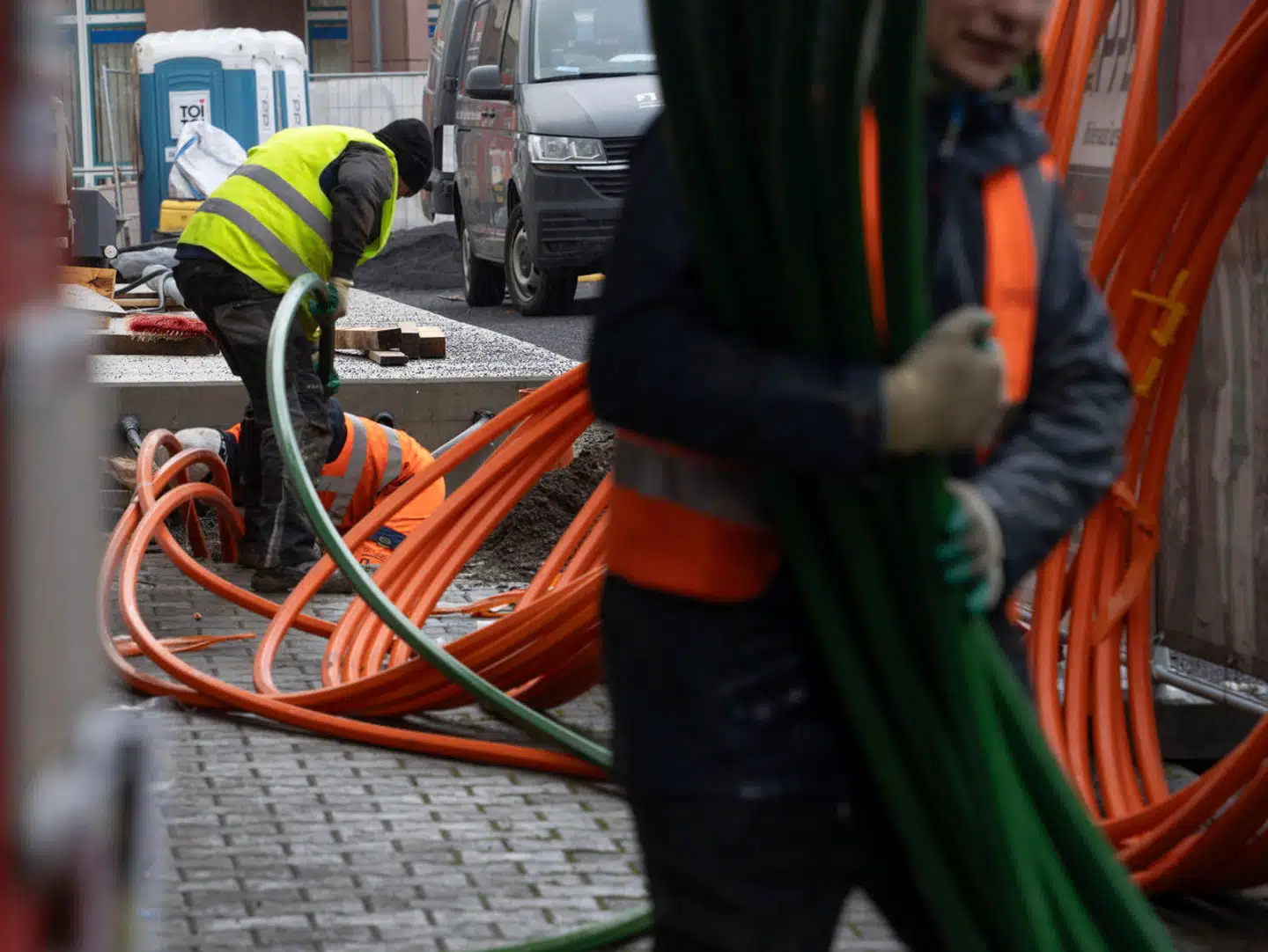 Både i Danmark og i udlandet – her tyske Hessen – fortsætter gravemaskinerne med at lægge de karakteristiske, orange kabler med hurtige fiberforbindelser i jorden. Lige nu udnyttes under halvdelen af kapaciteten i den danske muld, så det er her, at der skal satses, mener det gamle TDCs hurtigløber på bredbåndsområdet, Hiper.