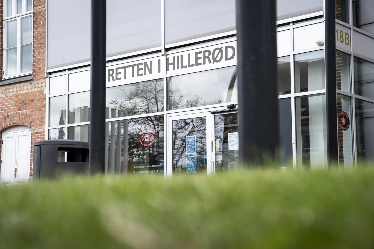 Retten i Hillerød afgør fredag, at en lokalpolitiker og hans mor er skyldige i forsøg på hvidvask. Ifølge tiltalen forsøgte politikerens busselskab at køre store pengebeløb til Serbien. (Arkivfoto).