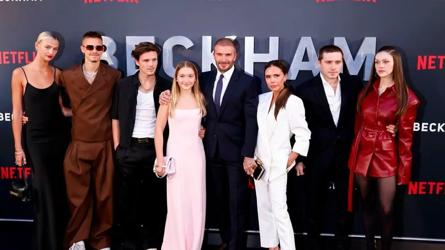 Beckham-klanen fra venstre: Mia Regan, Romeo Beckham, Cruz Beckham, Harper Beckham, David Beckham, Victoria Beckham, Brooklyn Peltz Beckham og Nicola Peltz Beckham i oktober 2023.