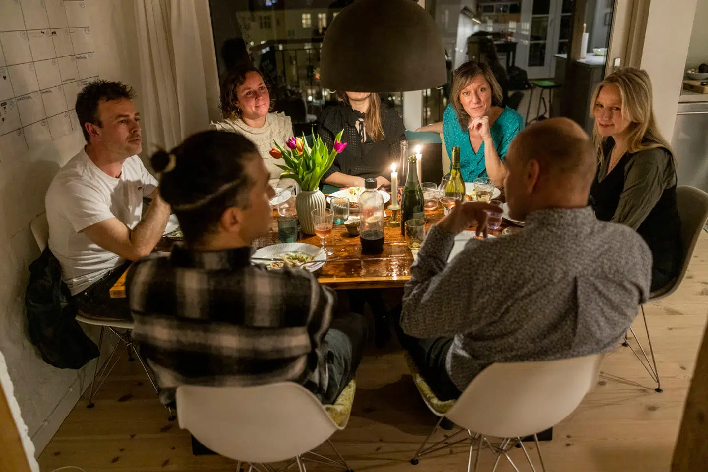 Et nyt fællesskab er opstået i København. Fremmede spiser middag sammen og engagerer sig i dybe samtaler.