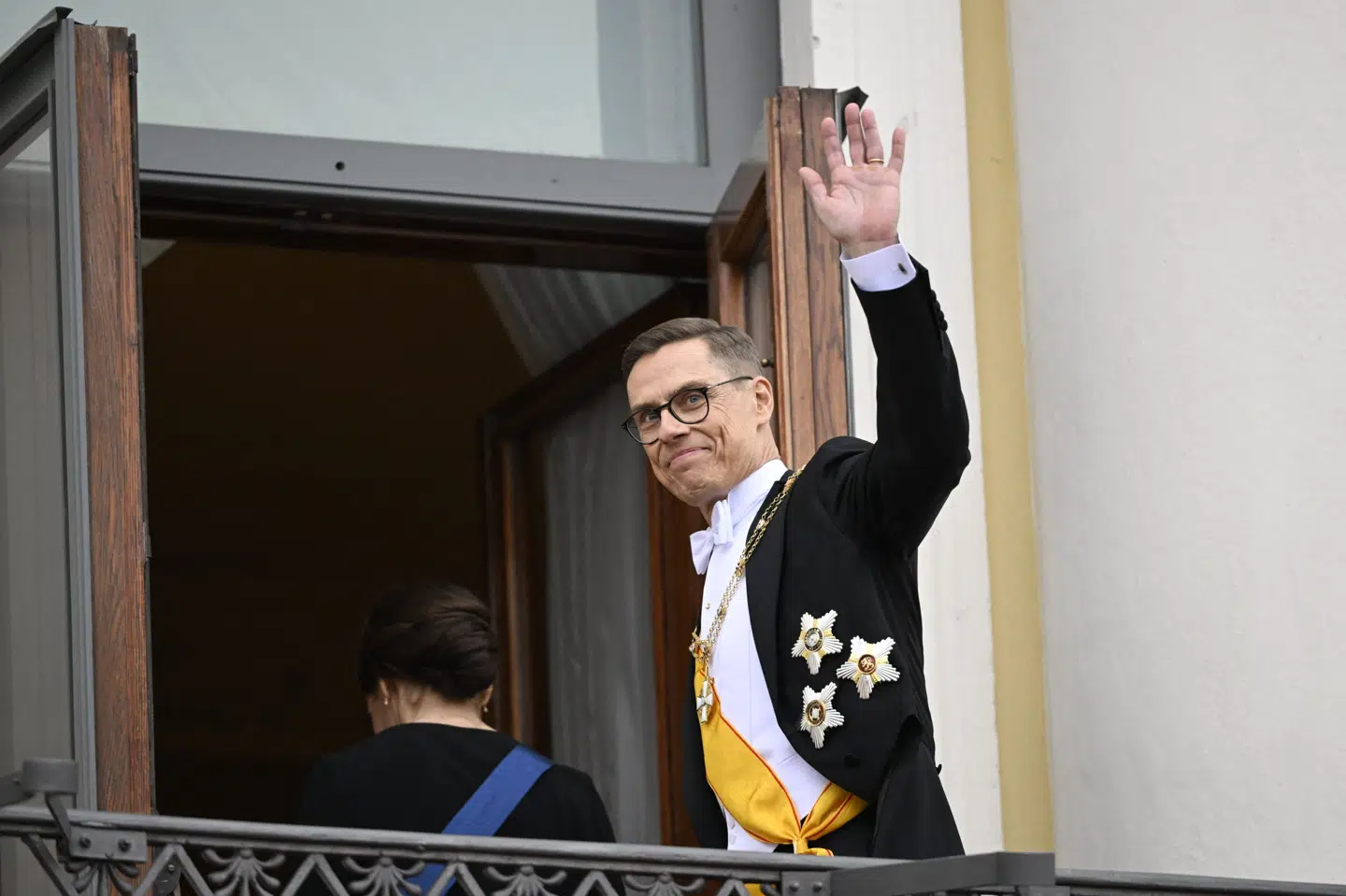 Finlands nye præsident, Alexander Stubb, vinker fra en balkon i præsidentpaladset til de mennesker, der var mødt frem i Helsinki for at markere præsidentskiftet fredag.