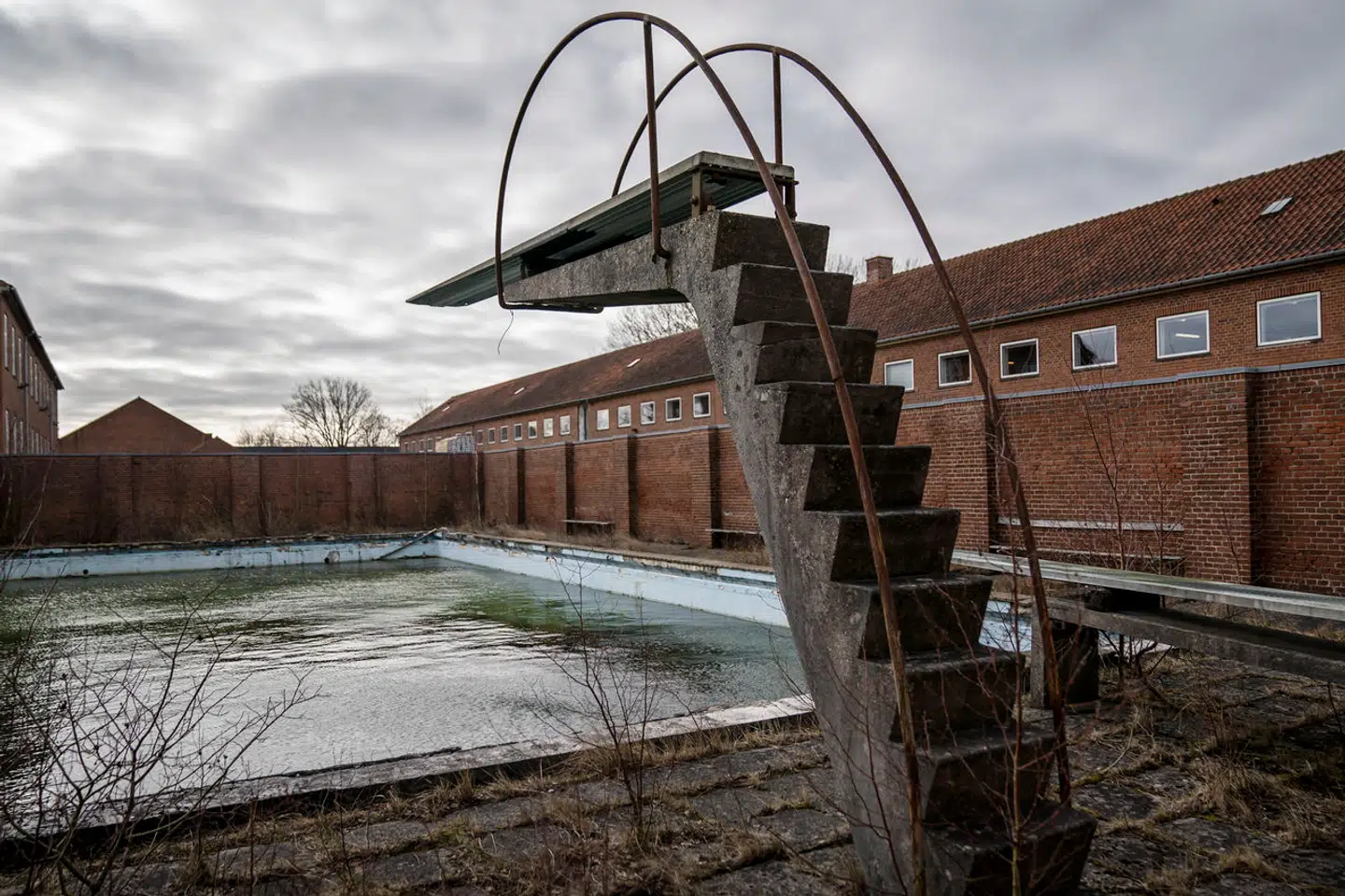 Mange vil argumentere for, at de danske kaserner har aftjent deres værnepligt. Det kan der være noget om, men der er også masser af bygninger i god stand, og det melder historierne sjældent noget om, skriver Marie Louise Worsøe og Jørgen Bach. Her Garderkasernen i Høvelte.
