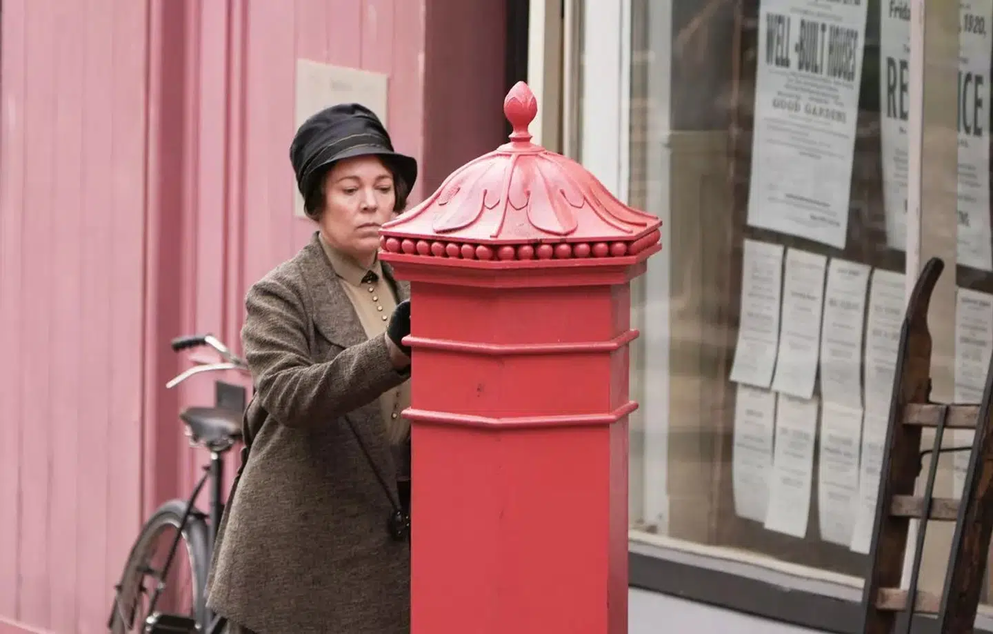 Olivia Colman spiller Edith Swan i den nye film »Wicked Little Letters,« som fortæller den sande historie om en af de mest engelske af alle engelske kriminalsager, som Agatha Christie kunne have skrevet.