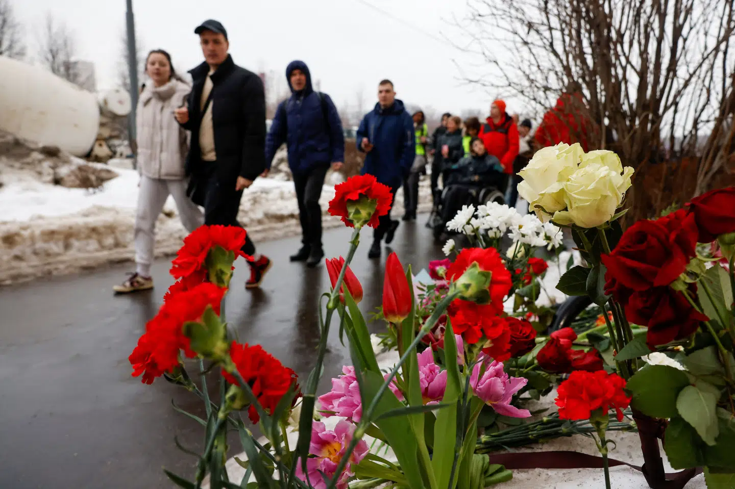 Trods risiko for anholdelse var tusindvis af mennesker mødt op ved Aleksej Navalnyjs begravelse i Moskva fredag.