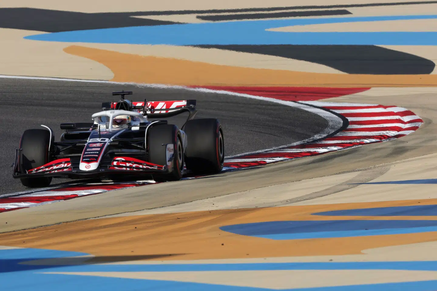 Kevin Magnussen tager lørdag hul på grandprixkalenderen i Formel 1. Det er ti år siden, at han kørte sit første Formel 1-løb.