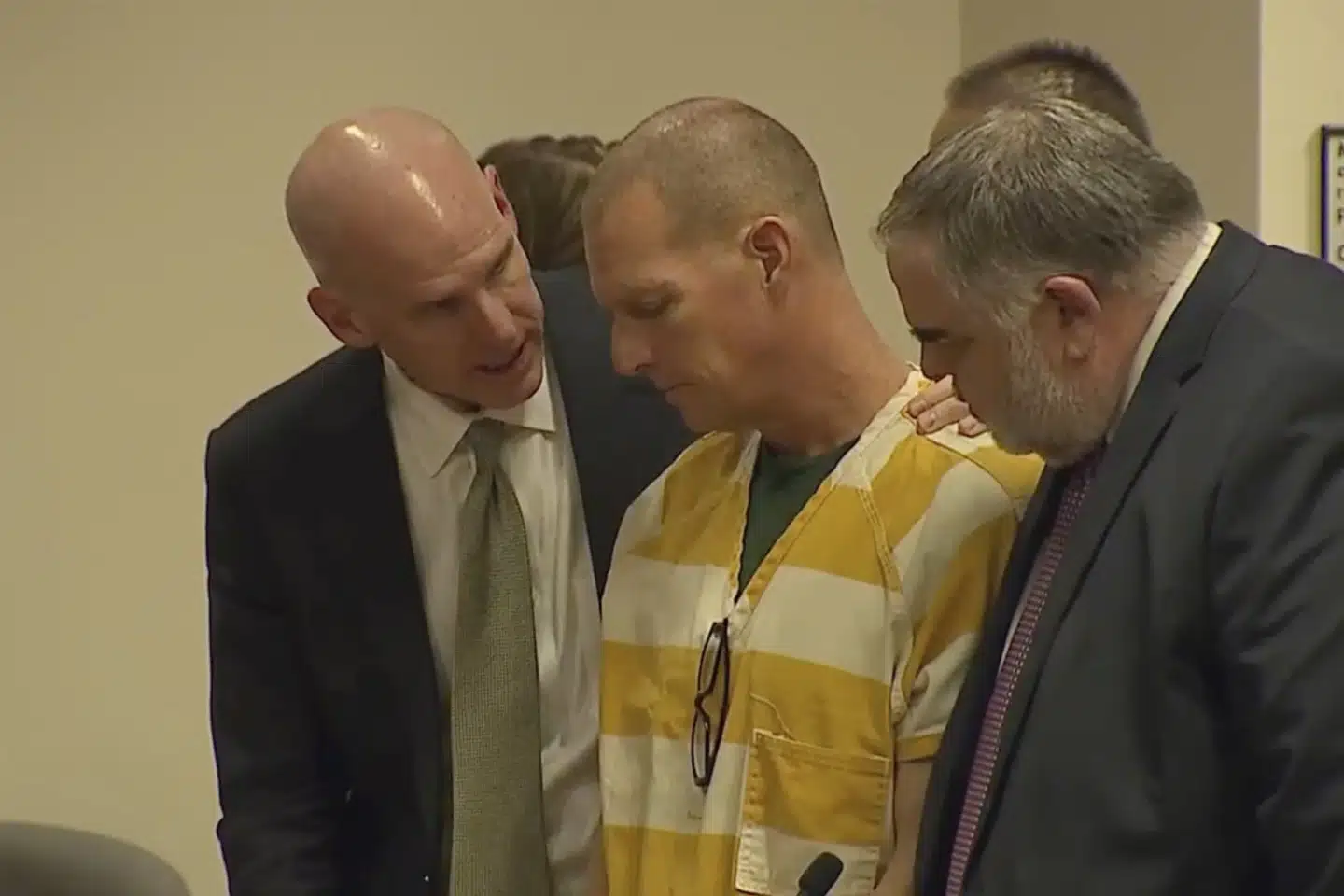 Ambulanceredderen Peter Cichuniec (centrum) har udtalt, at han er ked af McClains død. Men han har ikke selv taget ansvar for hændelsen.