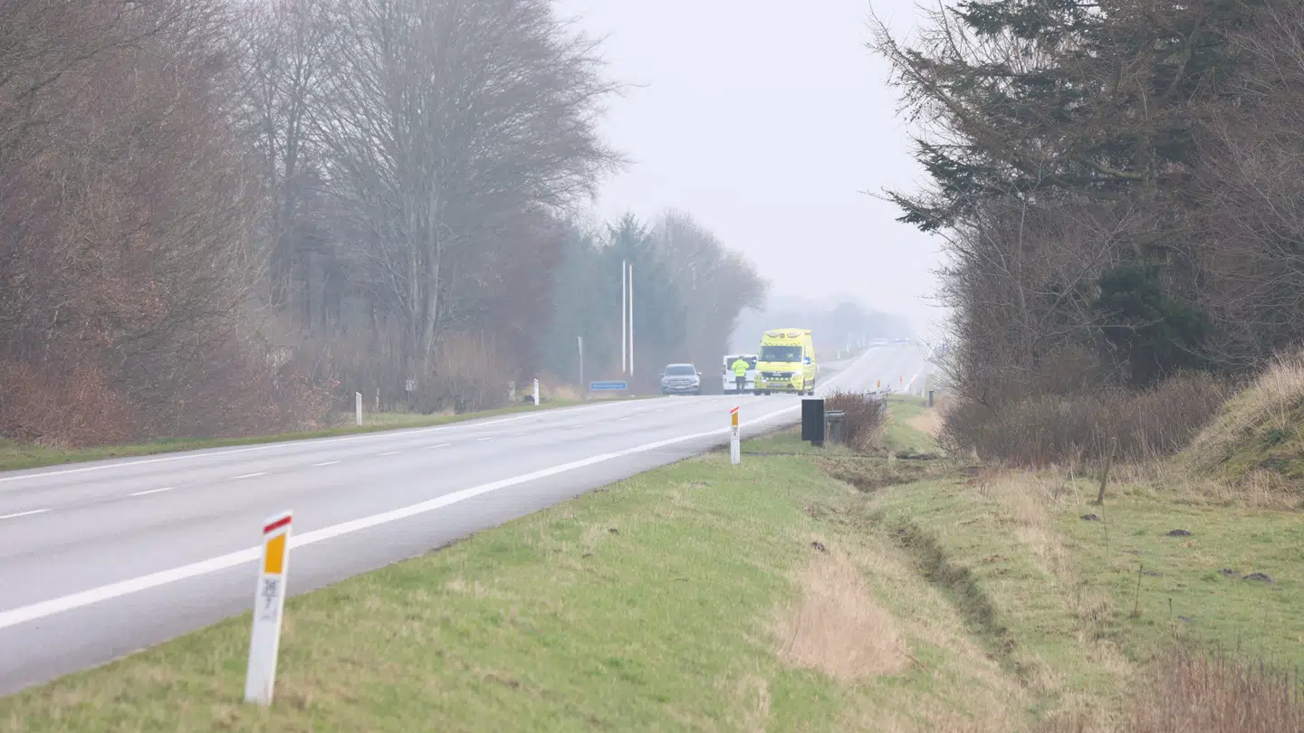 En ung mand blev fundet livløs i grøften.