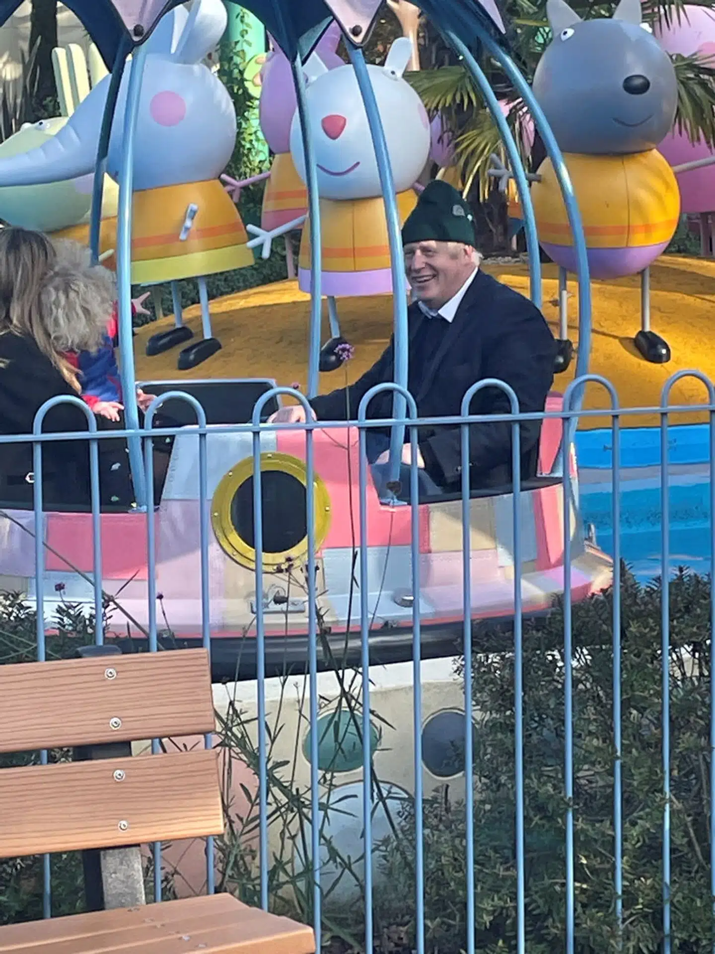 Storbritanniens tidligere premierminister Boris Johnson på besøg i den engelske »Gurli Gris«-temapark i november 2021.