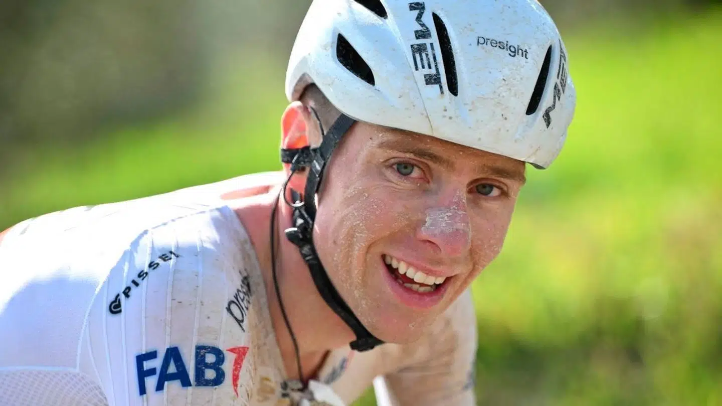 Surrealistiske Tadej Pogacar havde tid til at flirte med kameraerne langs ruten på Strade Bianche, mens han udraderede resten af feltet.