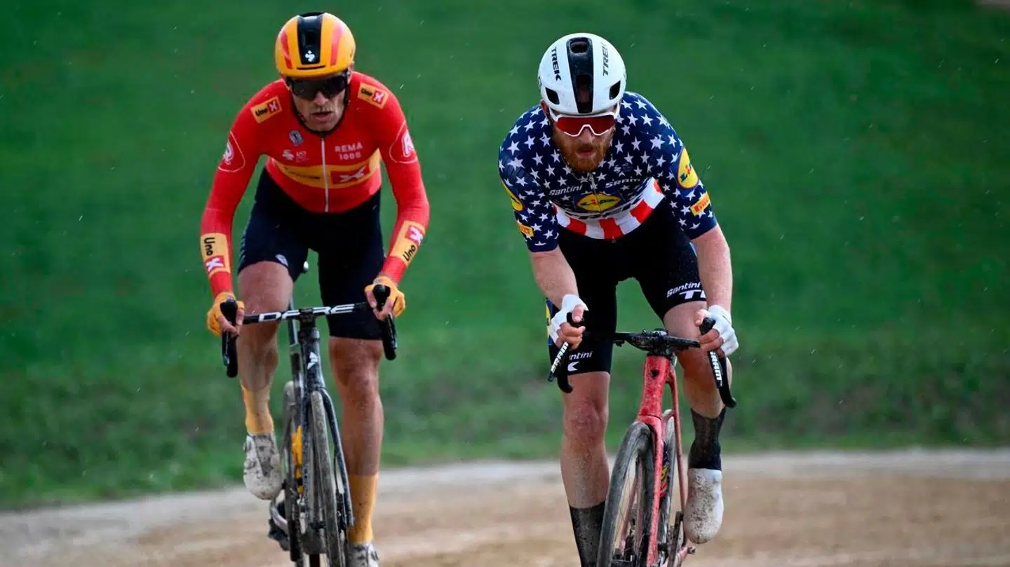 Magnus Cort stak snuden frem med cirka 100 kilometer til mål, da Uno-X-danskeren angreb med Lidl-Treks Quinn Simmons. De to blev dog hurtigt hentet af feltet igen.