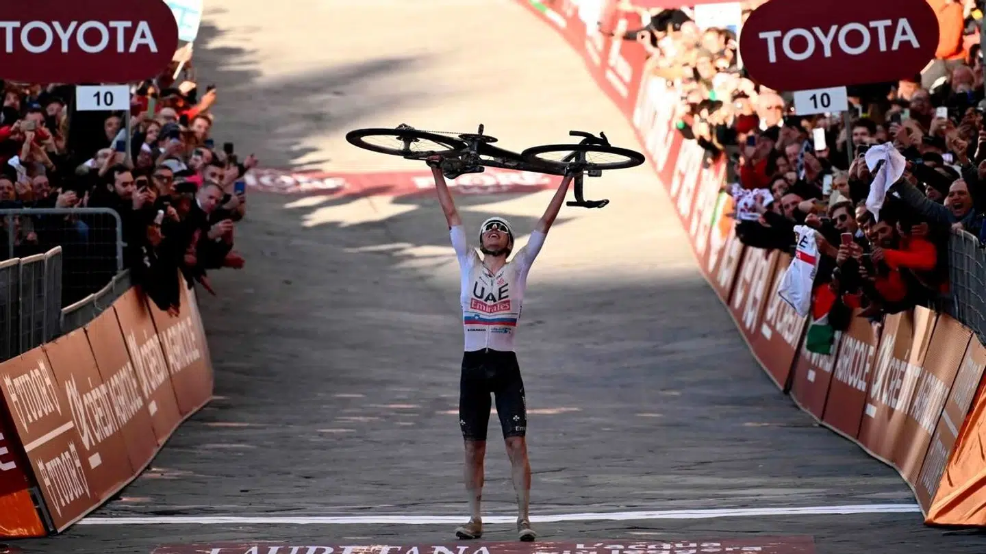 Tadej Pogacar havde tid til en legendarisk jubelscene, da han bremsede op lige efter målstregen og løftede sin cykel mod himlen.