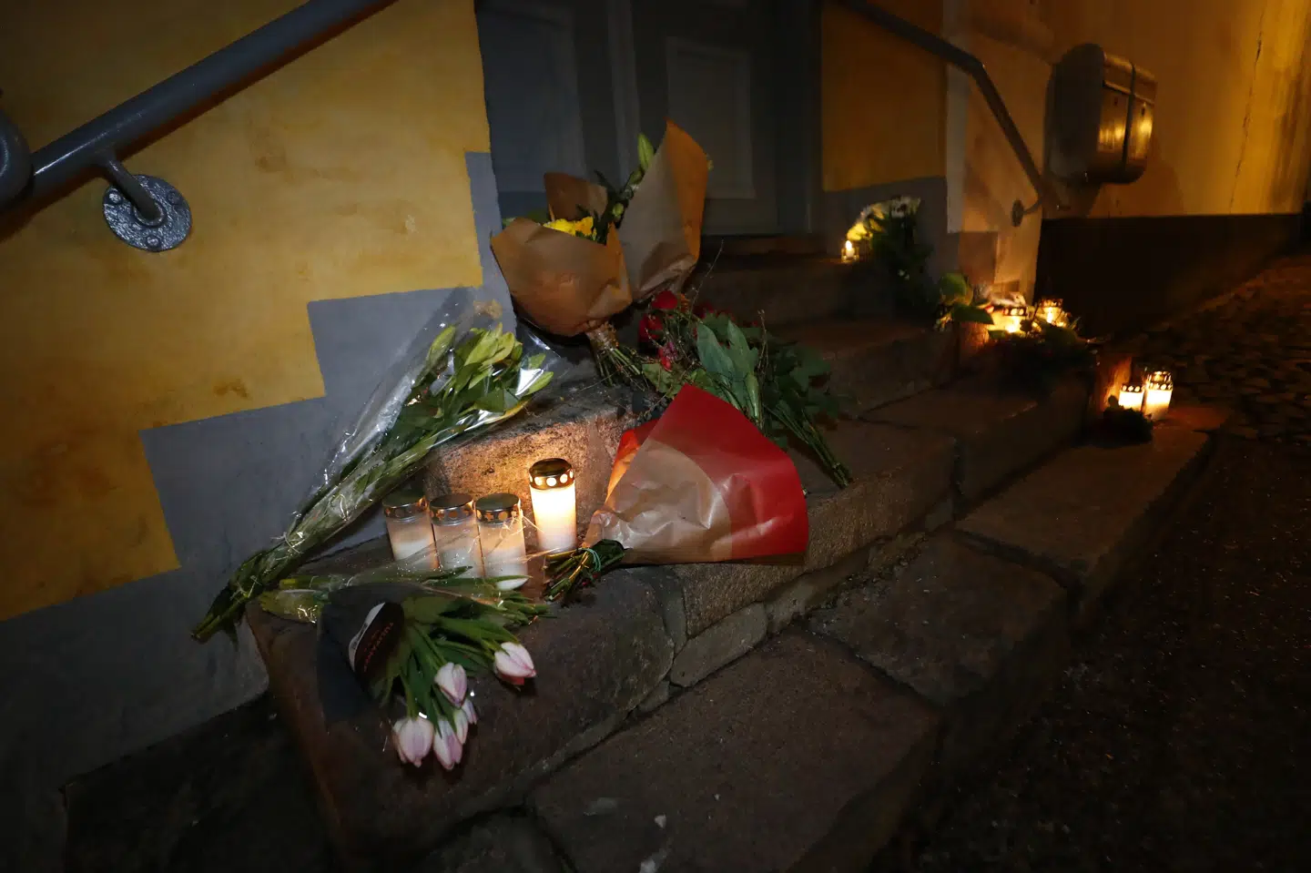 Der er lagt blomster og tændt stearinlys på trappetrinet til Søren Papes opgang.