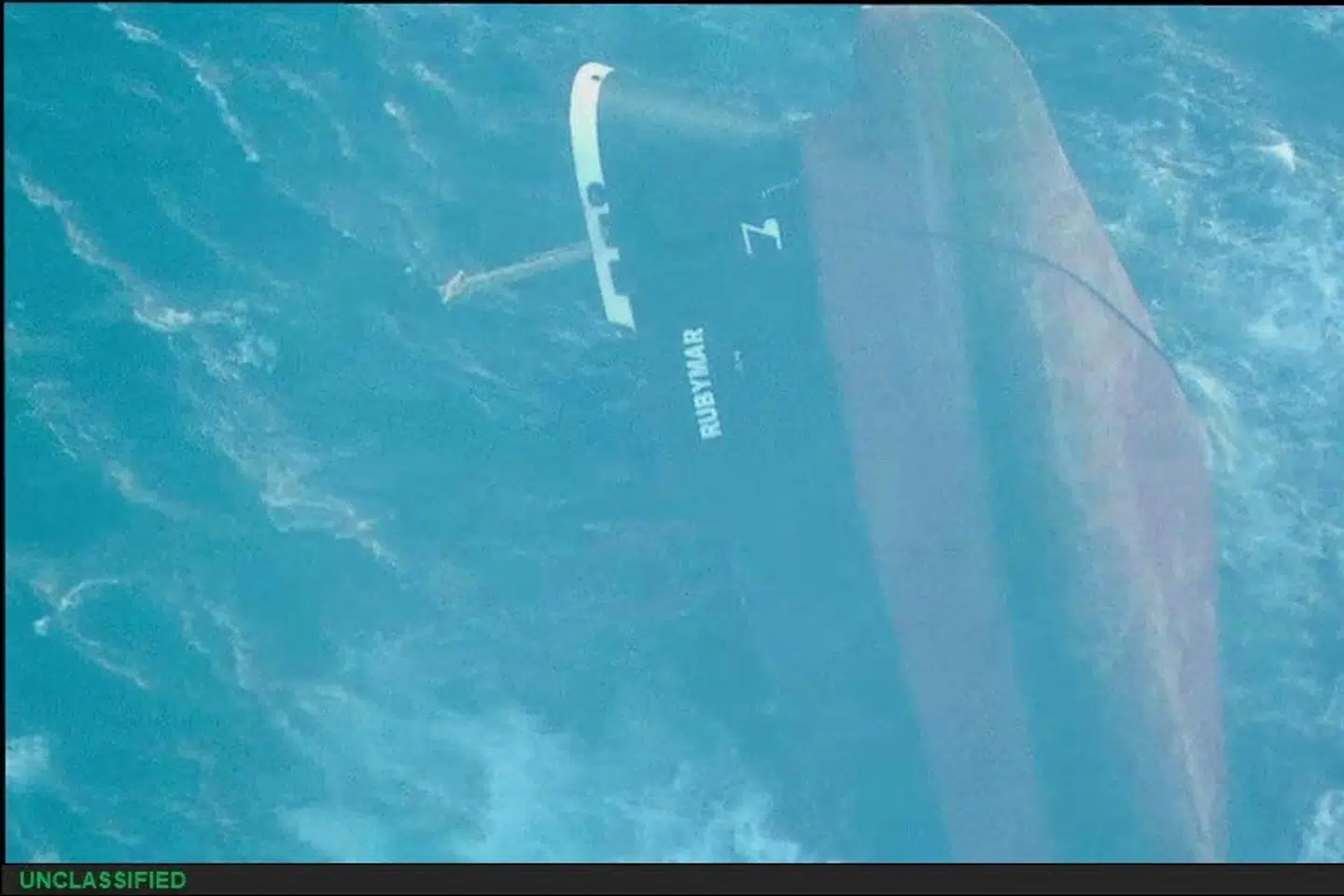 Ifølge det amerikanske militærs centralkommando (Centcom) sank "Rubymar" natten til lørdag lokal tid. Det har taget vand ind, siden det den 18. februar blev angrebet af houthibevægelsen.