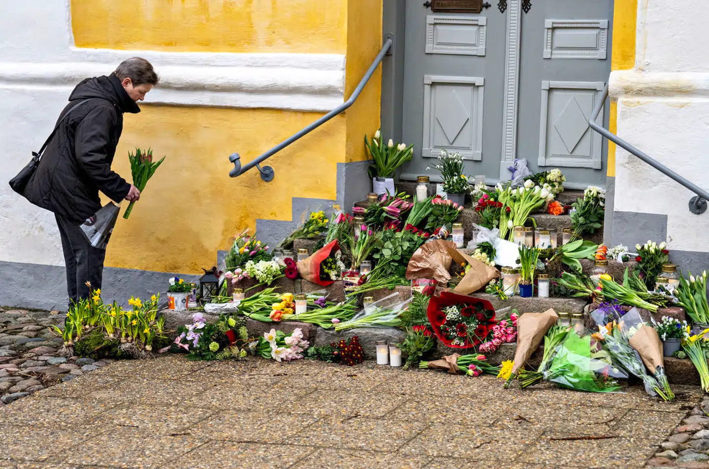 Søren Pape Poulsens bopæl i Viborg ligger et stenkast fra domkirken. Her voksede et blomsterhav frem som en sidste hilsen fra byens borgere i løbet af dagen.