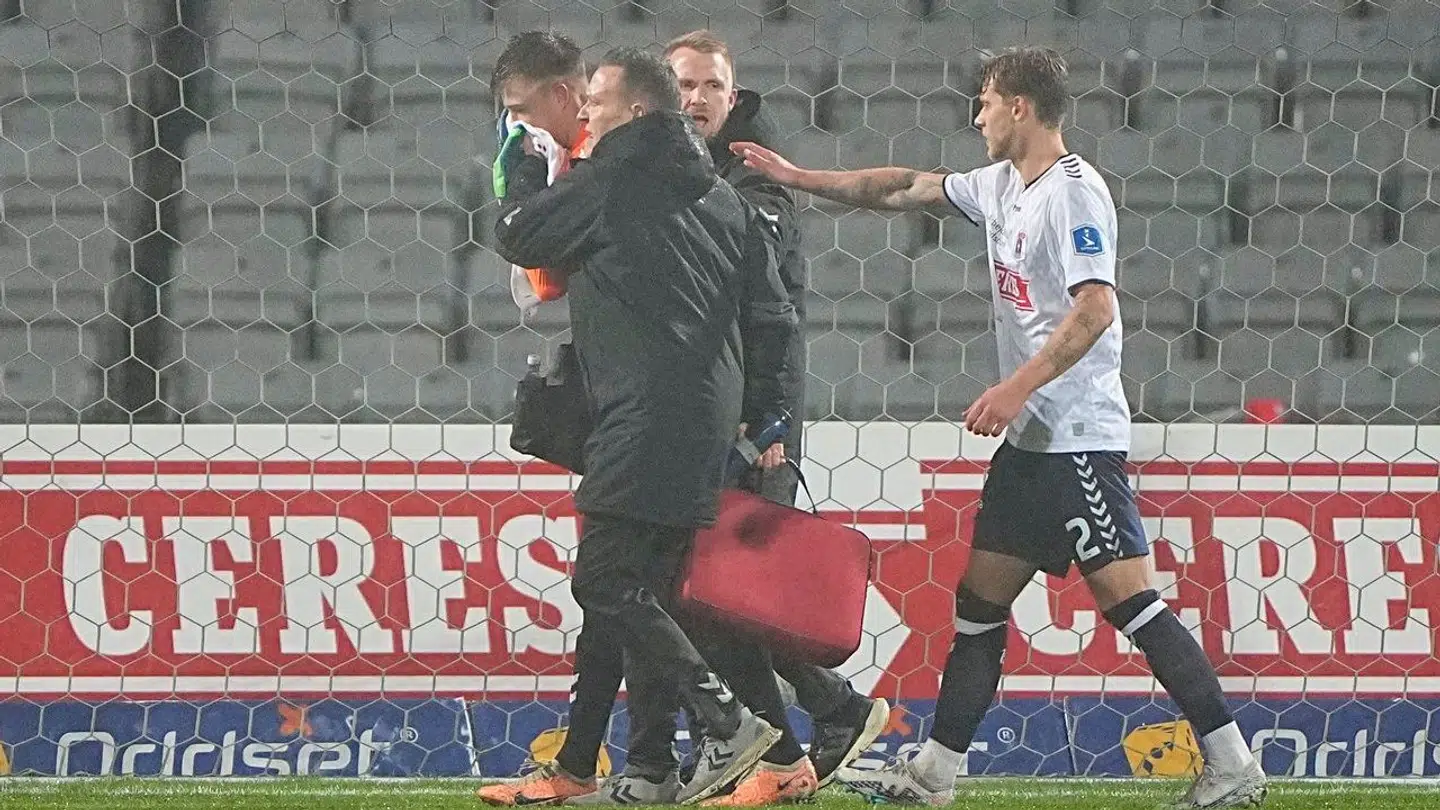 Hjemmeholdets målmand gik selv fra banen.