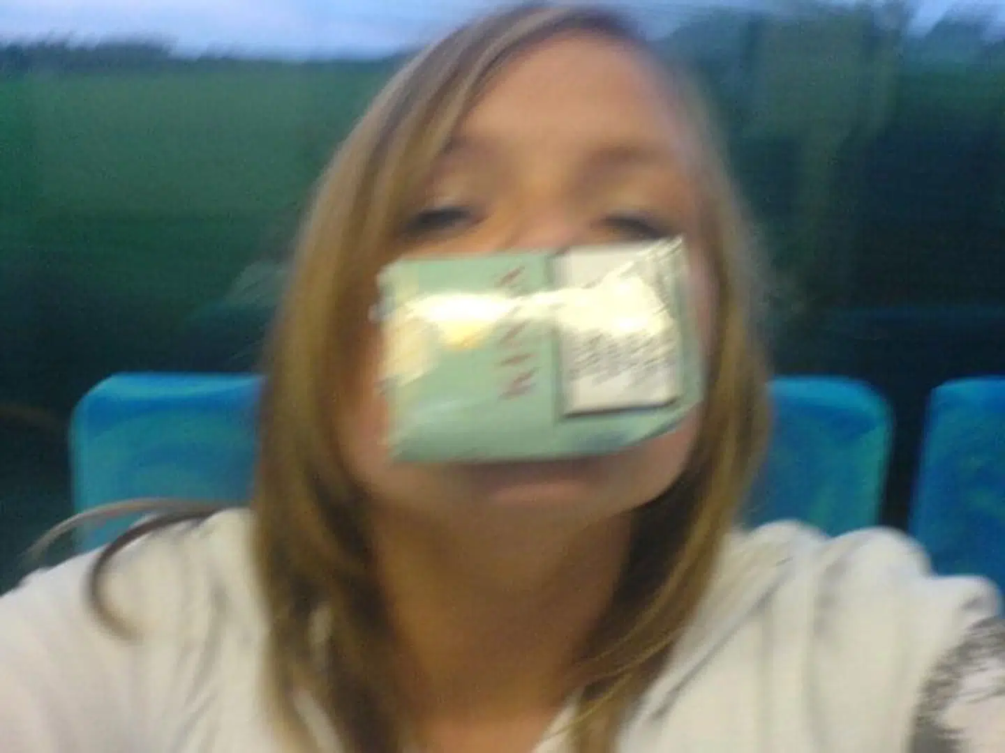 En meget ung Steffanie Joan Nielsen poserer med en pakke cigaretter foran munden.