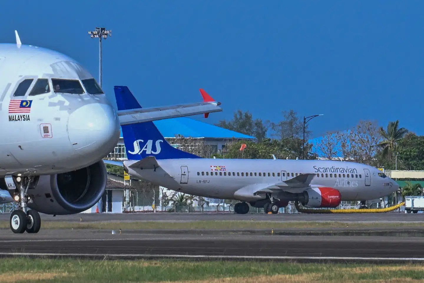 Et Boeing 737-700 fly fra luftfartsselskabet SAS fragtede den norske konge hjem, efter at han havde været indlagt på et hospital under en ferie i Malaysia. Her ses flyet i lufthavnen på ferieøen Langkawi, hvor det lettede fra klokken 6 søndag morgen dansk tid.