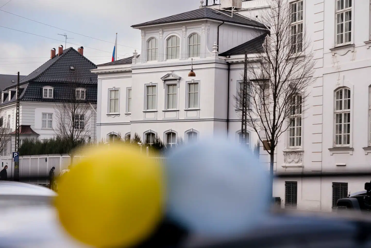 Vejskilte og ukrainske flag på Kristianiagade ved den russiske ambassade på Østerbro. (Foto: Liselotte Sabroe/Ritzau Scanpix)
