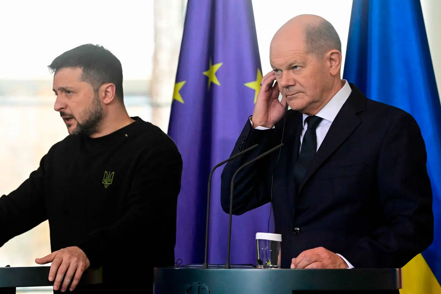 Den tyske kansler, Olaf Scholz, får hårde ord med på vejen fra tidligere britisk forsvarsminister. Her ses Scholz med præsident Volodymyr Zelenskyj, da en sikkerhedsaftale mellem Tyskland og Ukraine blev offentliggjort i midten af februar.