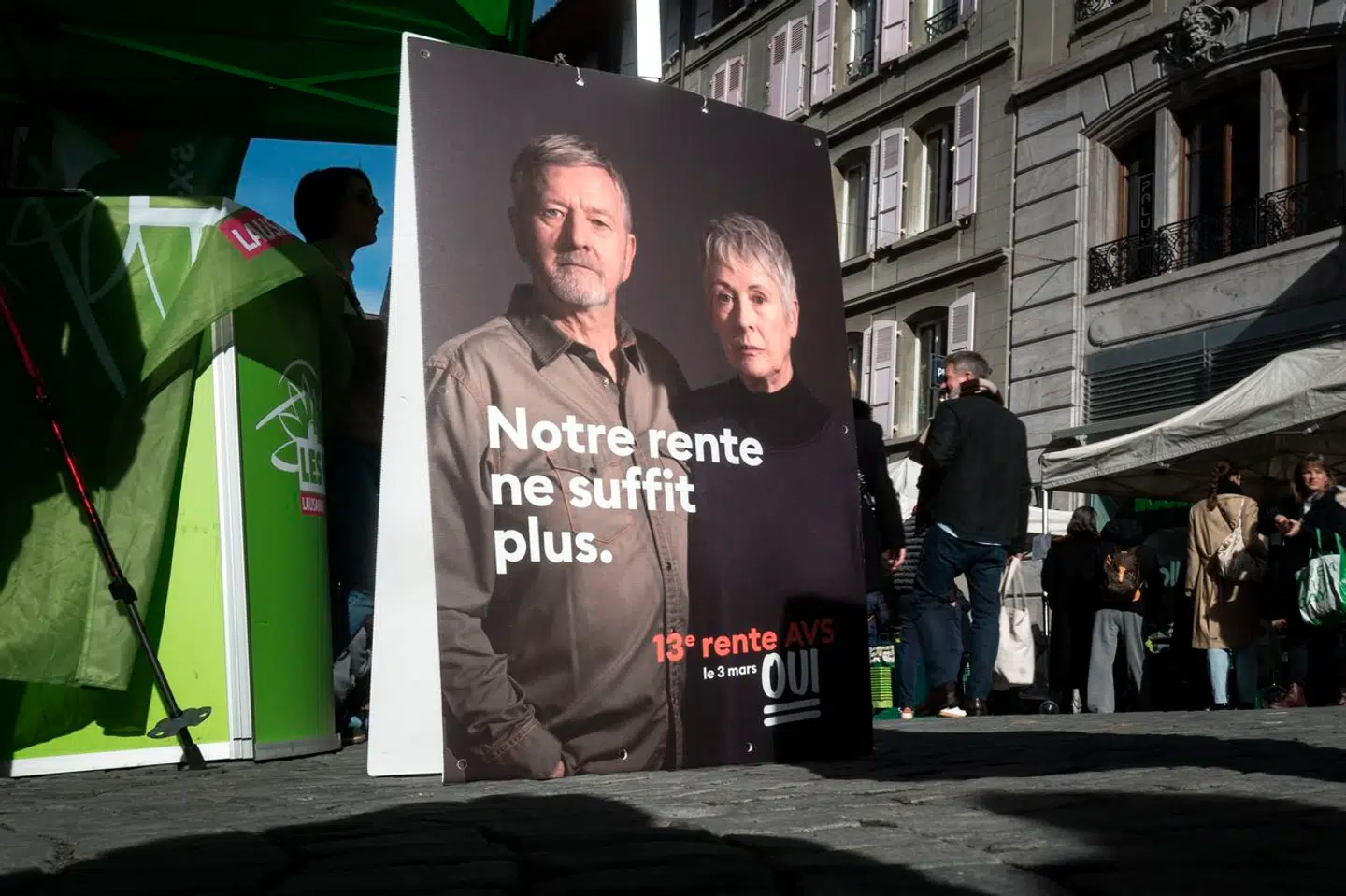 »Vores pension slår ikke længere til«, står der på valgplakaten her i Lausanne i det vestlige Schweiz forud for søndagens folkeafstemning om at indføre en 13. pensionsmåned hvert år.