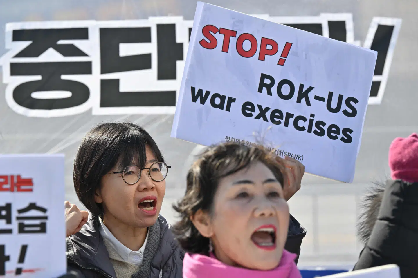 Aktivister protesterer mod fælles øvelse mellem Sydkorea og USA i Seoul mandag.