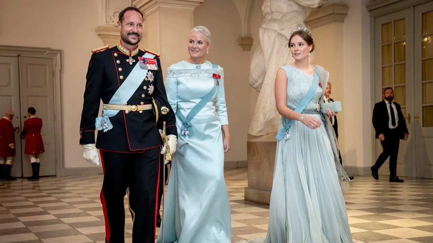 Kronprins Haakon, kronprinsesse Mette-Marit af Norge og prinsesse Ingrid Alexandra af Norge under prins Christians 18 års fødselsdag, som fejres med en gallamiddag på Christiansborg Slot i København, søndag den 15. oktober 2023.