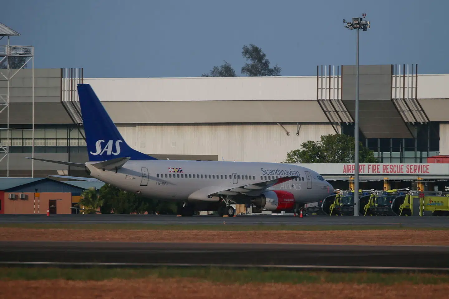 Kong Harald og dronning Sonja blev fløjet hjem i et evakueringsfly fra SAS. Det er et fly af typen Boeing 737-700, der er bygget om til at kunne transportere syge og sårede.