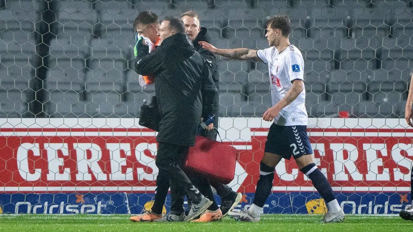 Bailey Peacock-Farrell bliver hjulpet af banen efter det voldsomme sammenstød.