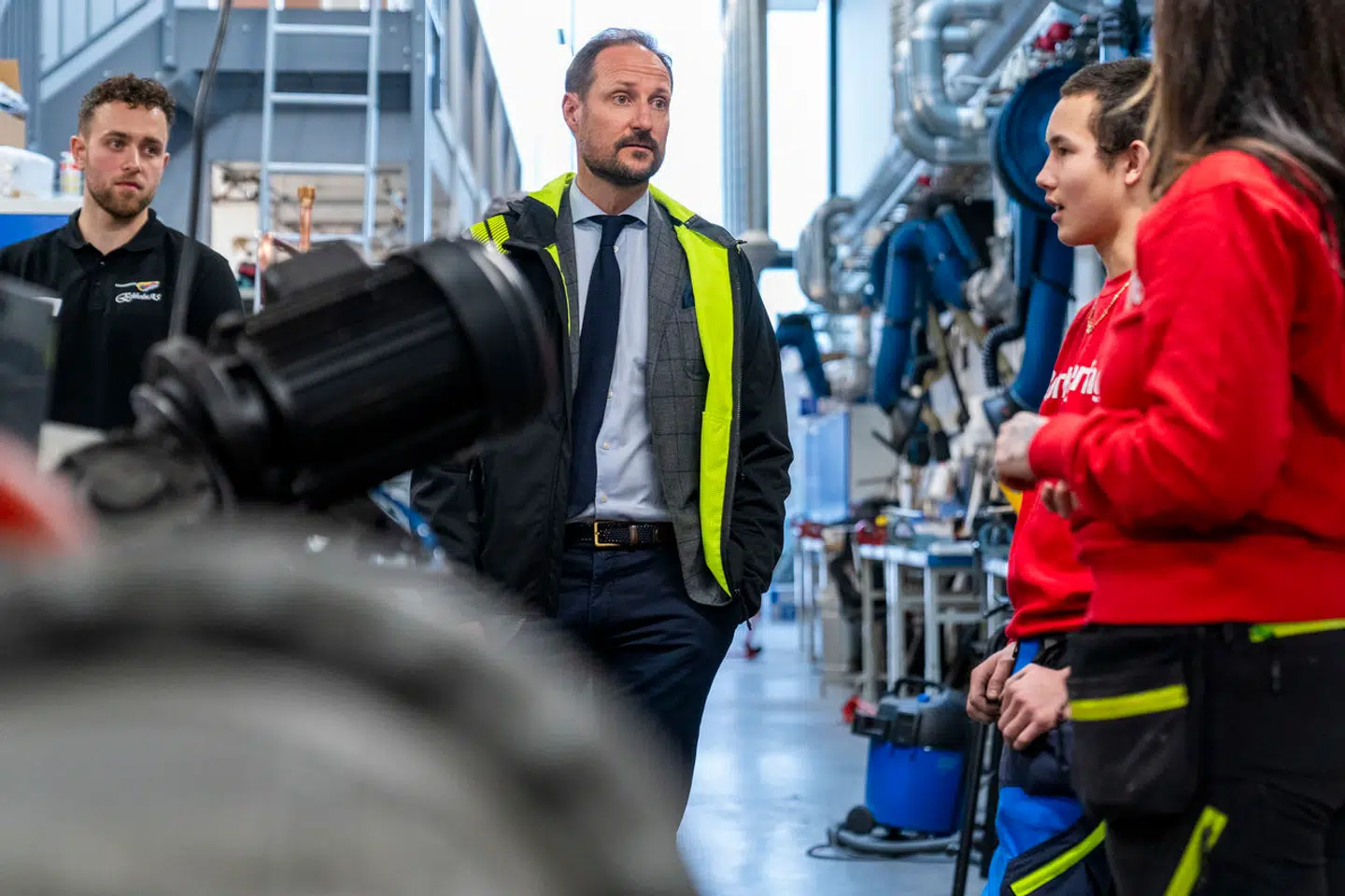 Mens kong Harald er indlagt – og i alle de ovennævnte tilfælde af sygemeldinger og sygdom – overtager kronprins Haakon de officielle pligter.