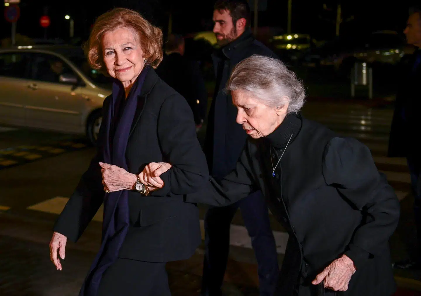 Den tidligere dronning Sofia af Spanien fulgtes med prinsesse Irene af Grækenland og Danmark til det sidste farvel til Fernando Gómez-Aceboved ved kapellet lørdag aften, 2. marts 2024. Eksdronning Sofia havde ikke sin mand, den tidligere skandalekonge Juan Carlos med sig, da han i stedet var taget til Formel 1.