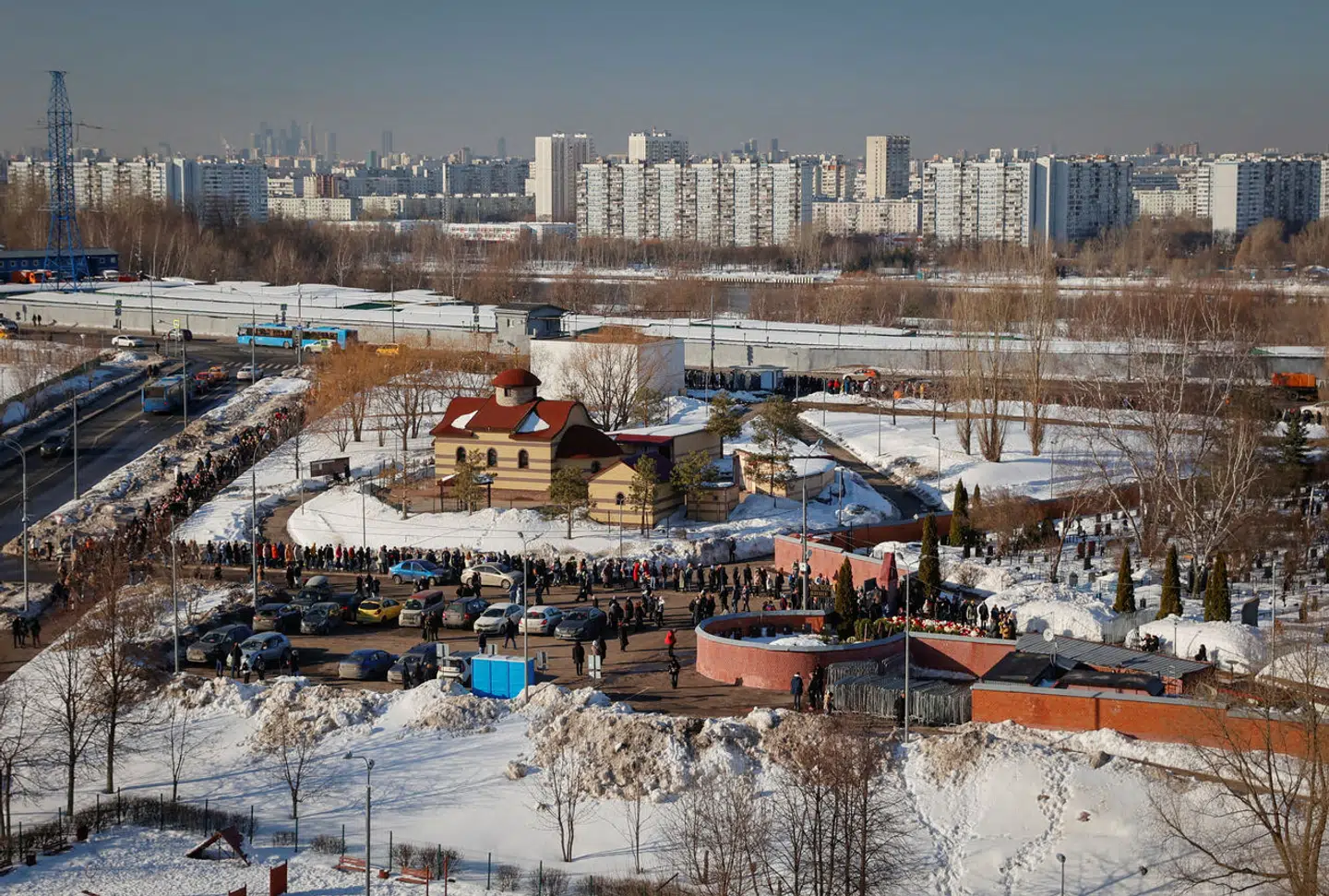 Køen snor sig i kvarteret omkring Borisovo-kirkegården i Moskva.