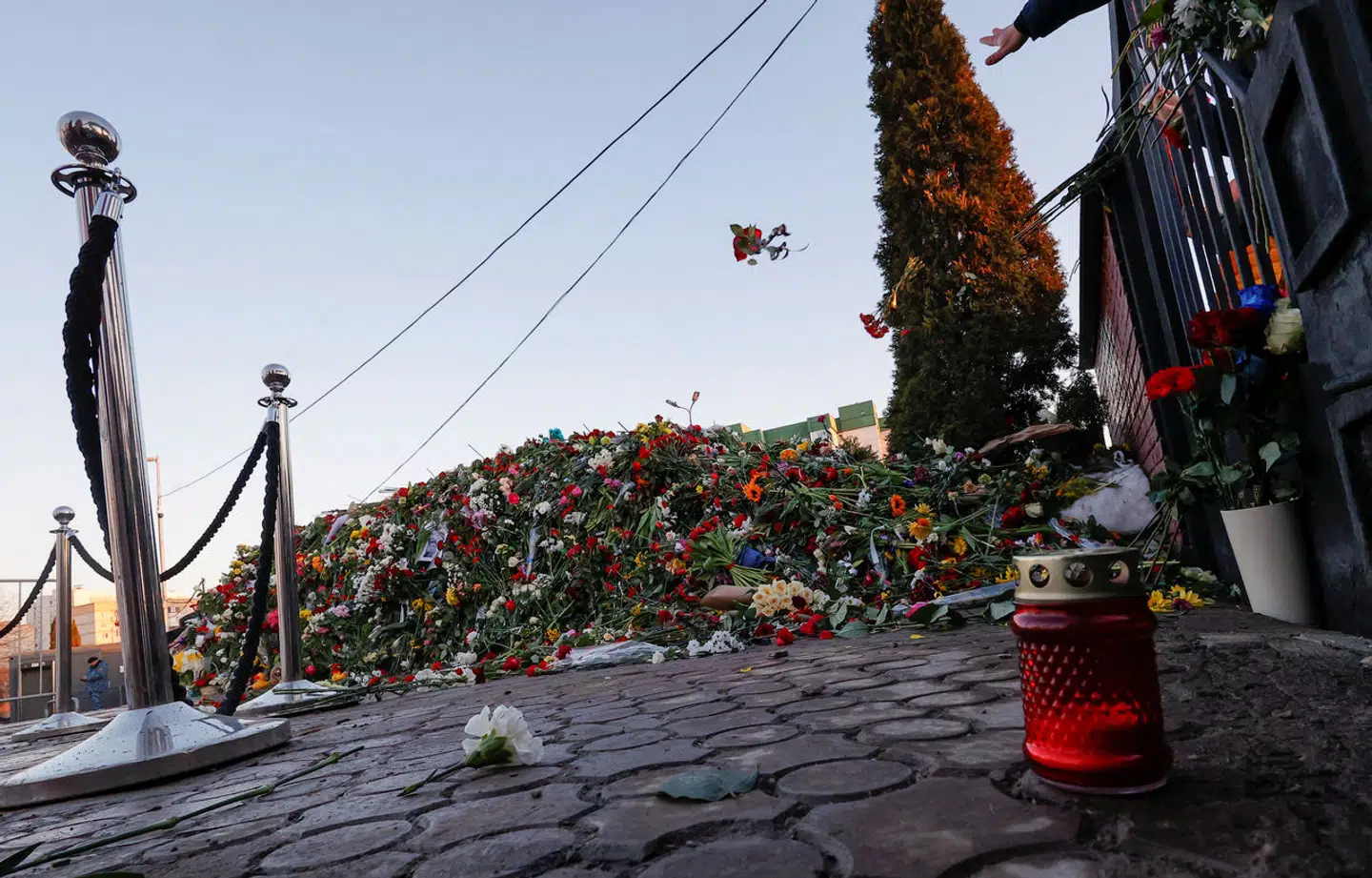 Der bliver smidt blomster gennem gitterporten.