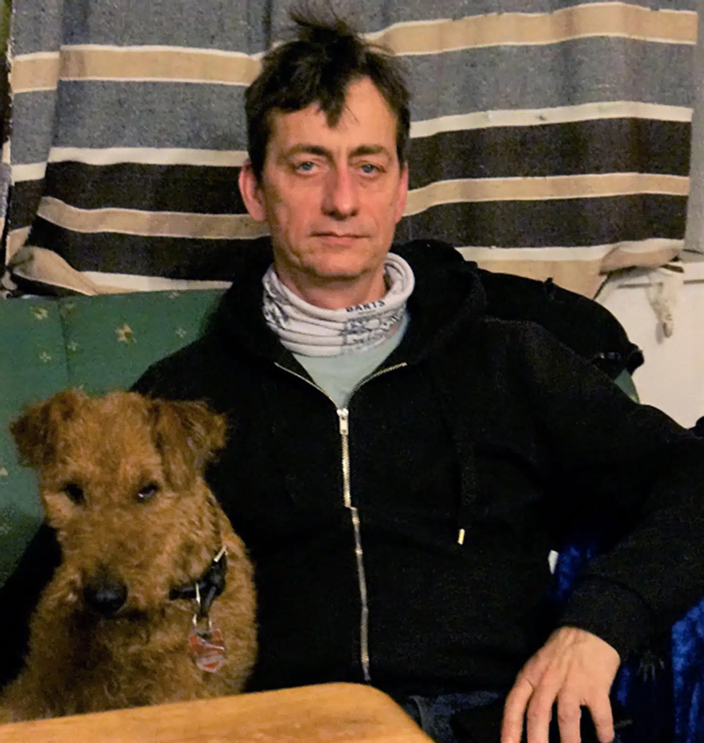 Tysk politi har offentliggjort flere billeder af den terroreftersøgte Burkhard Garweg. På nogle af billederne ses han med forskellige hunde, som politiet håber har vakt opmærksomhed og kan føre til tip om, hvor han befinder sig.