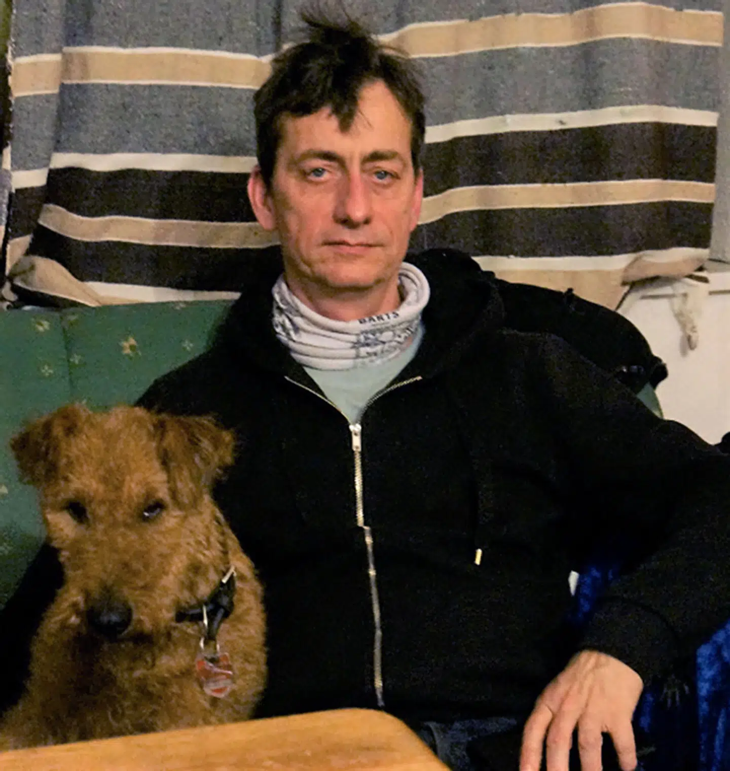 Tysk politi har offentliggjort flere billeder af den terroreftersøgte Burkhard Garweg. På nogle af billederne ses han med forskellige hunde, som politiet håber har vakt opmærksomhed og kan føre til tip om, hvor han befinder sig.