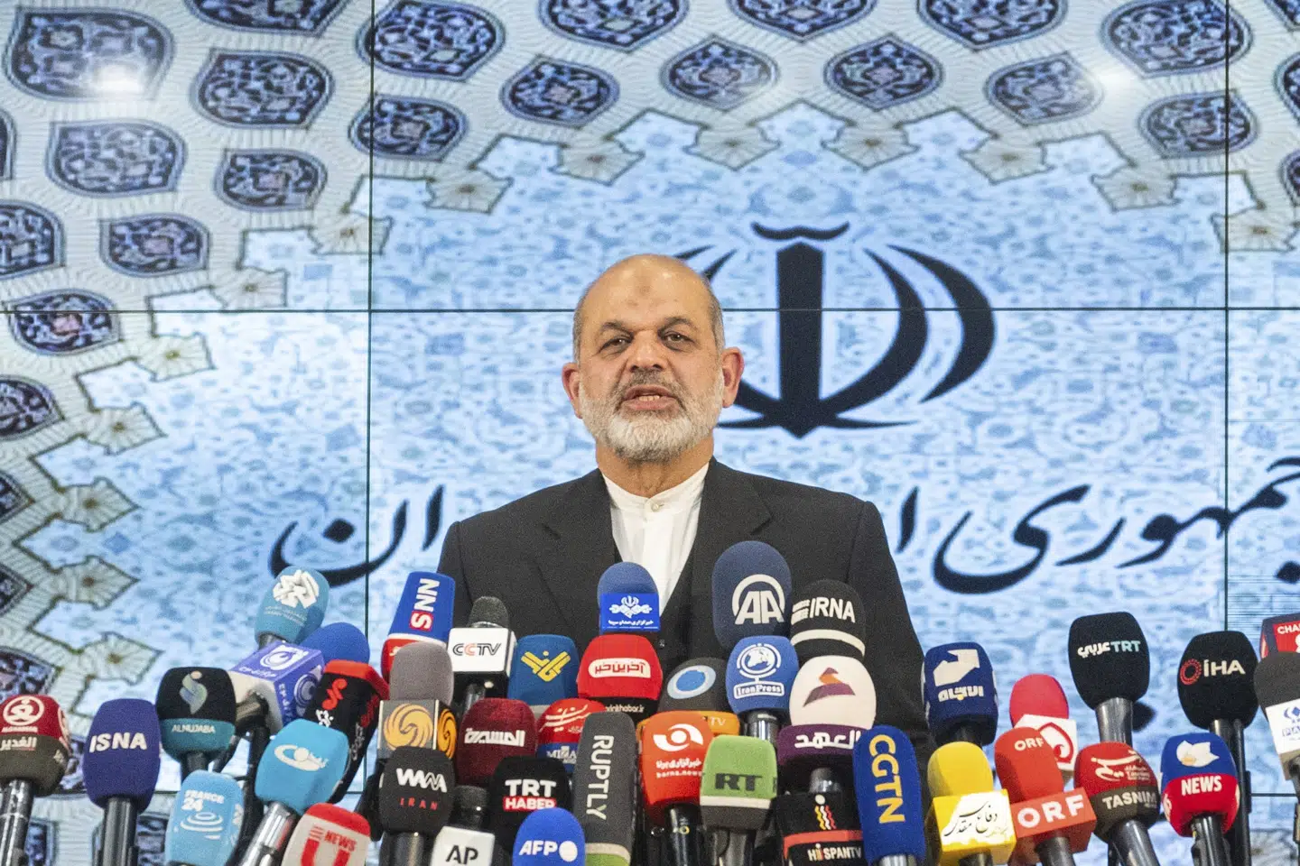 Foran mediernes mikrofoner udtaler Irans indenrigsminister sig om valg fredag.